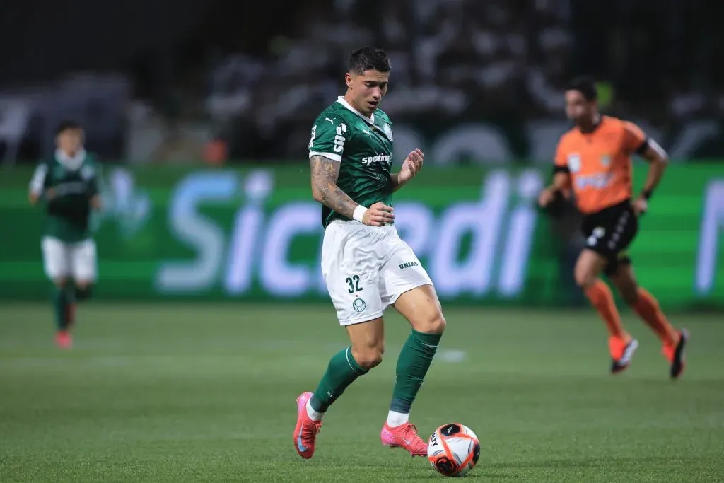 Emiliano Martínez não atuará contra o Santos – Foto: Ettore Chiereguini/AGIF.