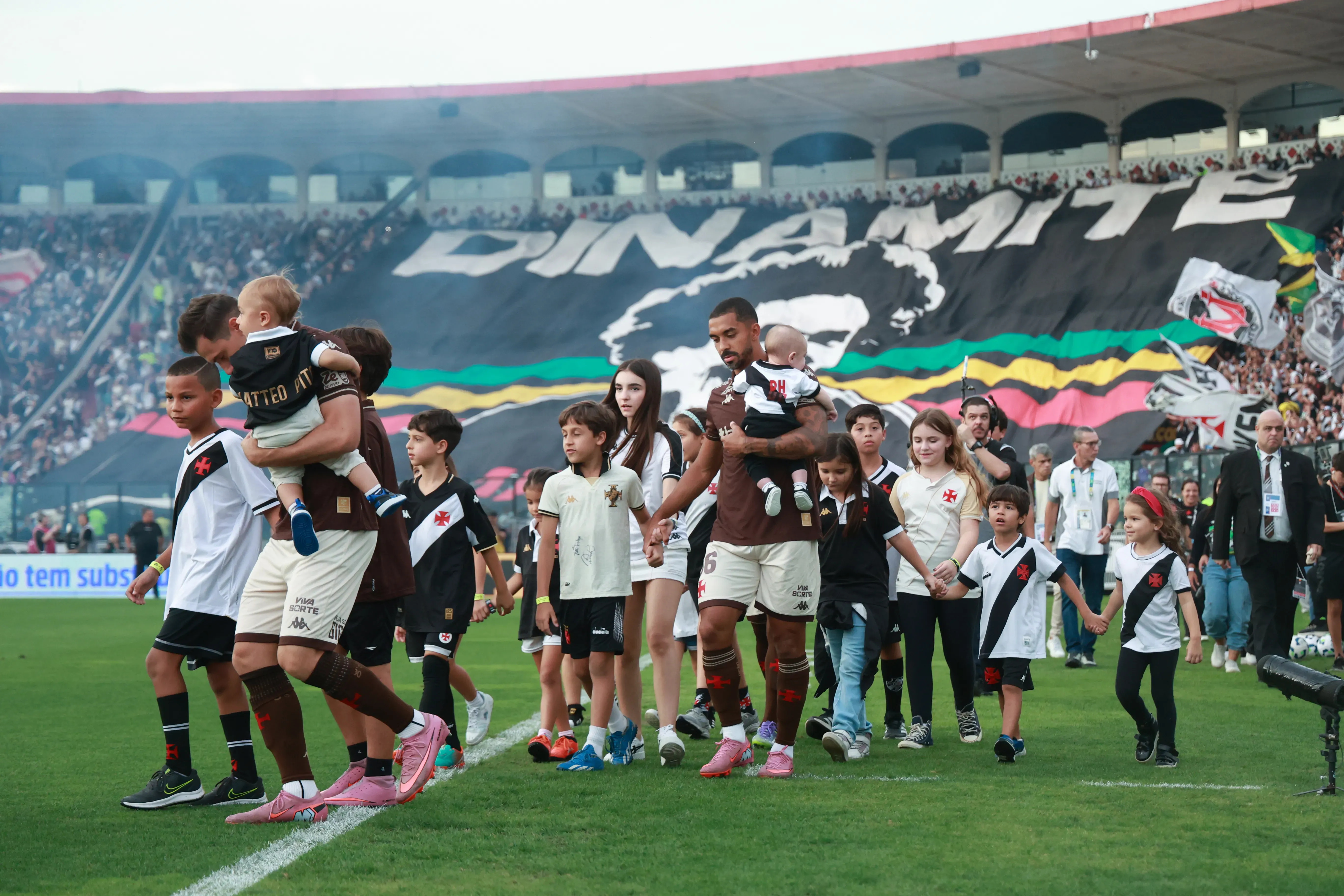 Jogadores do Vasco entram em campo em São Januário para enfrentar o Juventude. (Photo by Lucas Figueiredo/Getty Images)