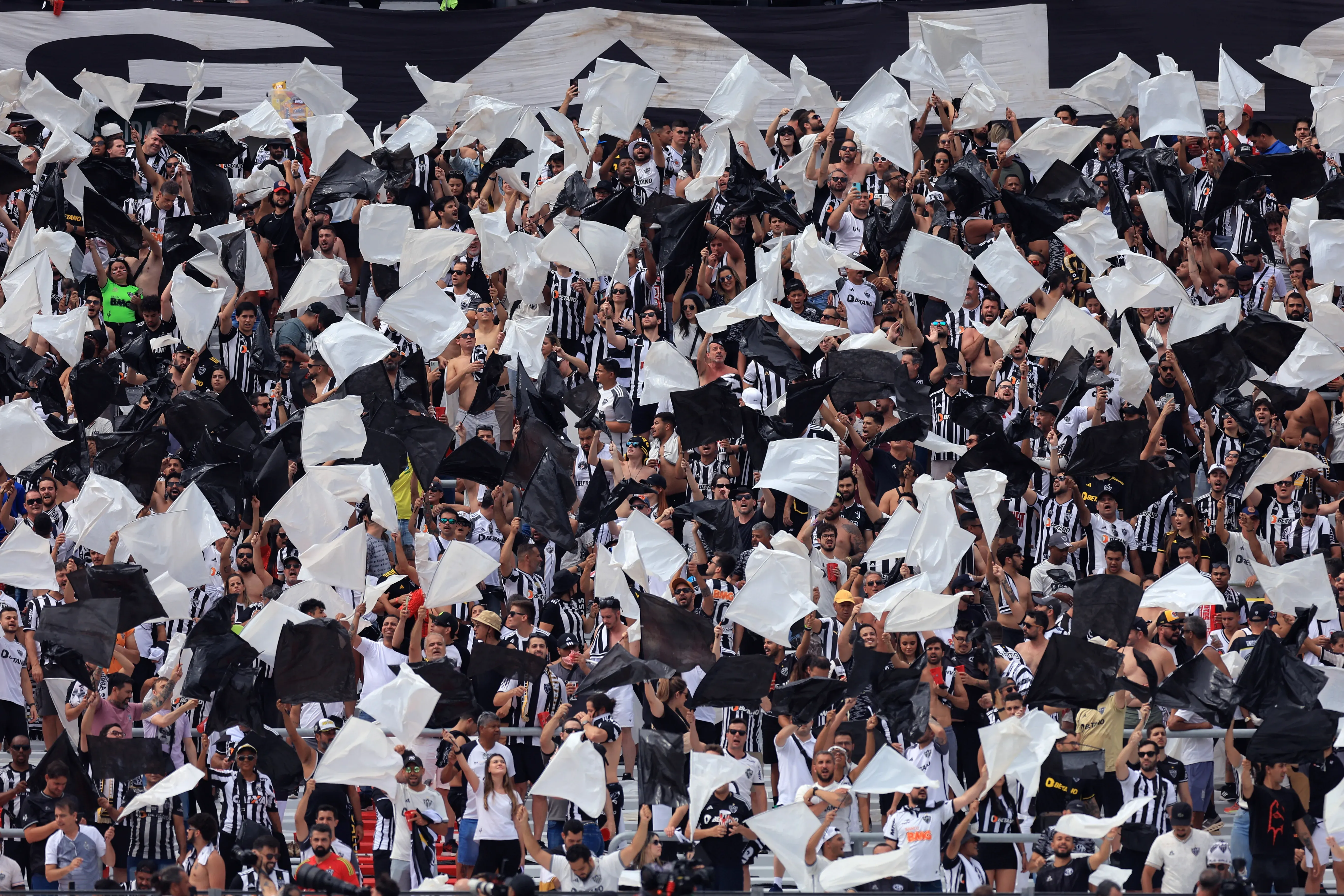Torcedores do Atlético-MG nas arquibancadas do El Monumental. (Photo by Buda Mendes/Getty Images)
