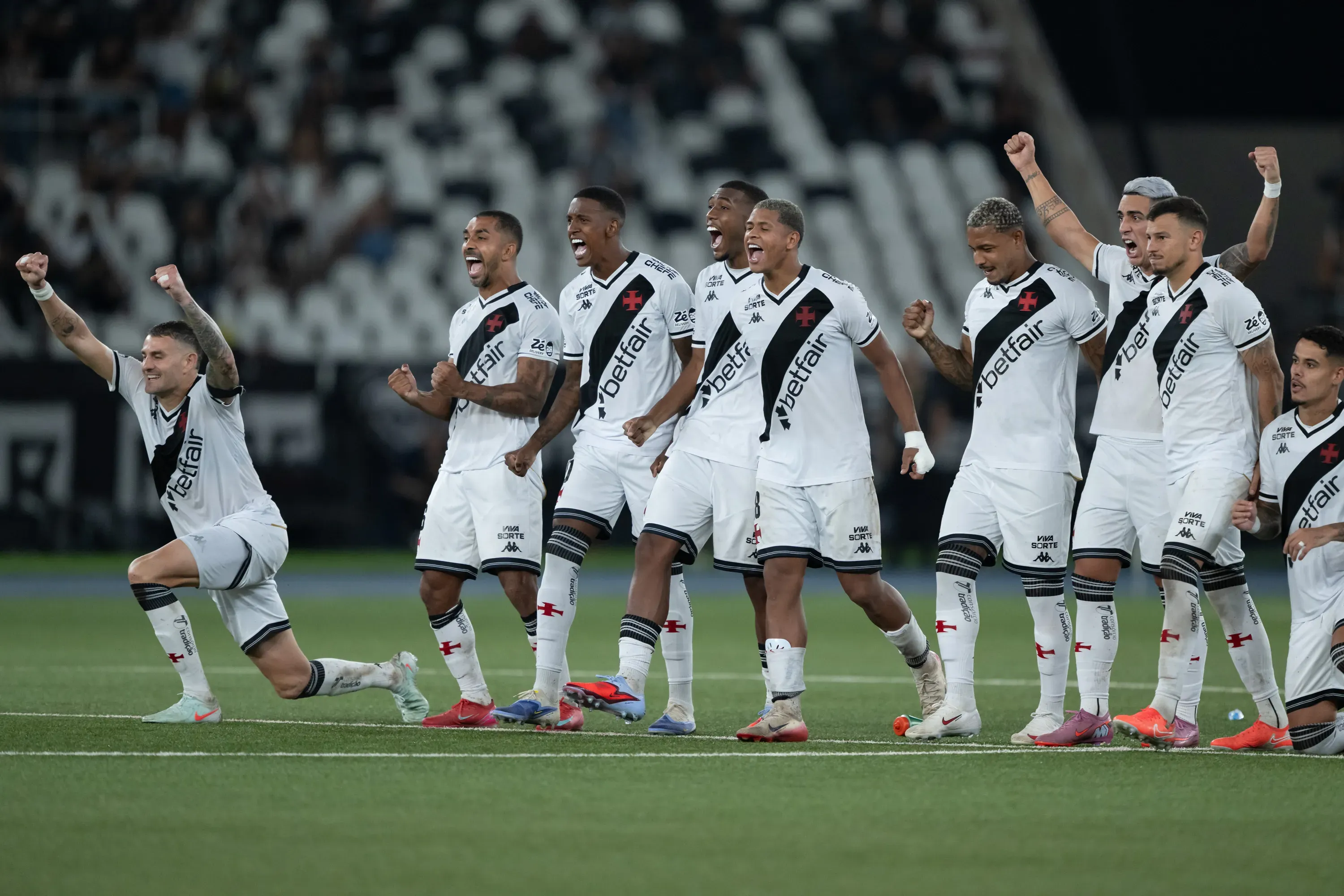 RJ – RIO DE JANEIRO – 11/09/2025 – COPA DO BRASIL 2025, BOTAFOGO X VASCO – Jogadores do Vasco comemoram vitoria por penaltis em decisao durante partida contra o Botafogo no estadio Engenhao pelo campeonato Copa Do Brasil 2025. Foto: Jorge Rodrigues/AGIF