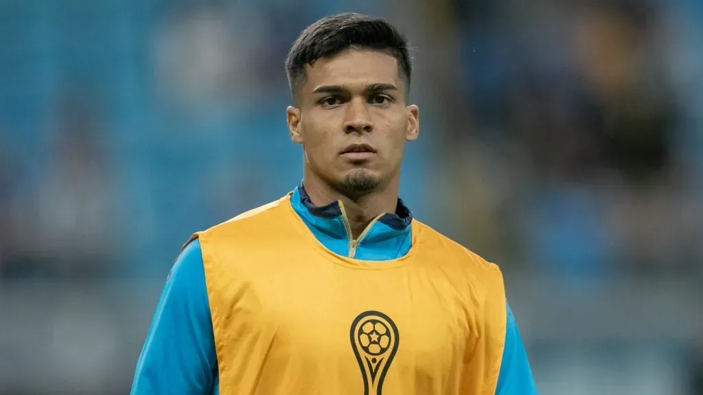 Arezo pressiona o Grêmio para ser negociado (Imagem: Liamara Polli/AGIF)