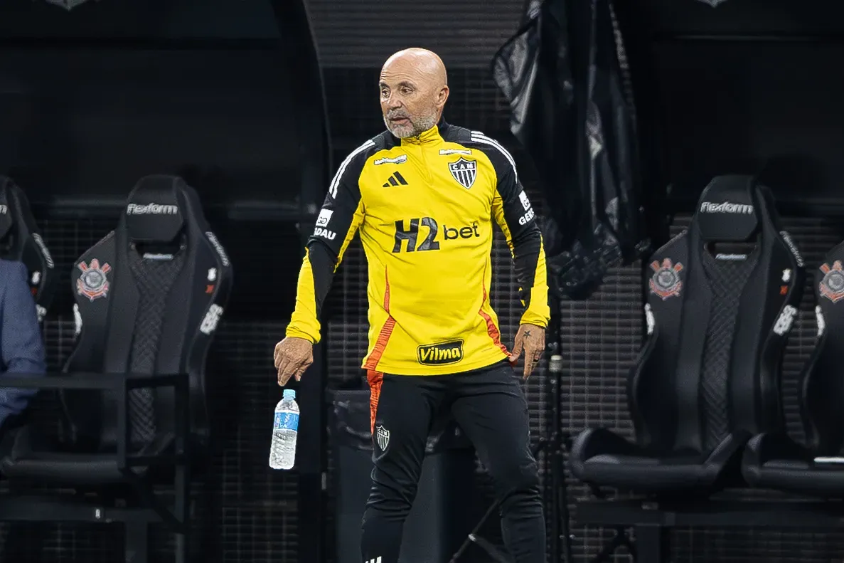SP – SAO PAULO – 18/10/2025 – BRASILEIRO A 2025, CORINTHIANS X ATLETICO-MG – Jorge Sampaoli tecnico do Atletico-MG durante partida contra o Corinthians no estadio Arena Corinthians pelo campeonato Brasileiro A 2025. Foto: Joisel Amaral/AGIF