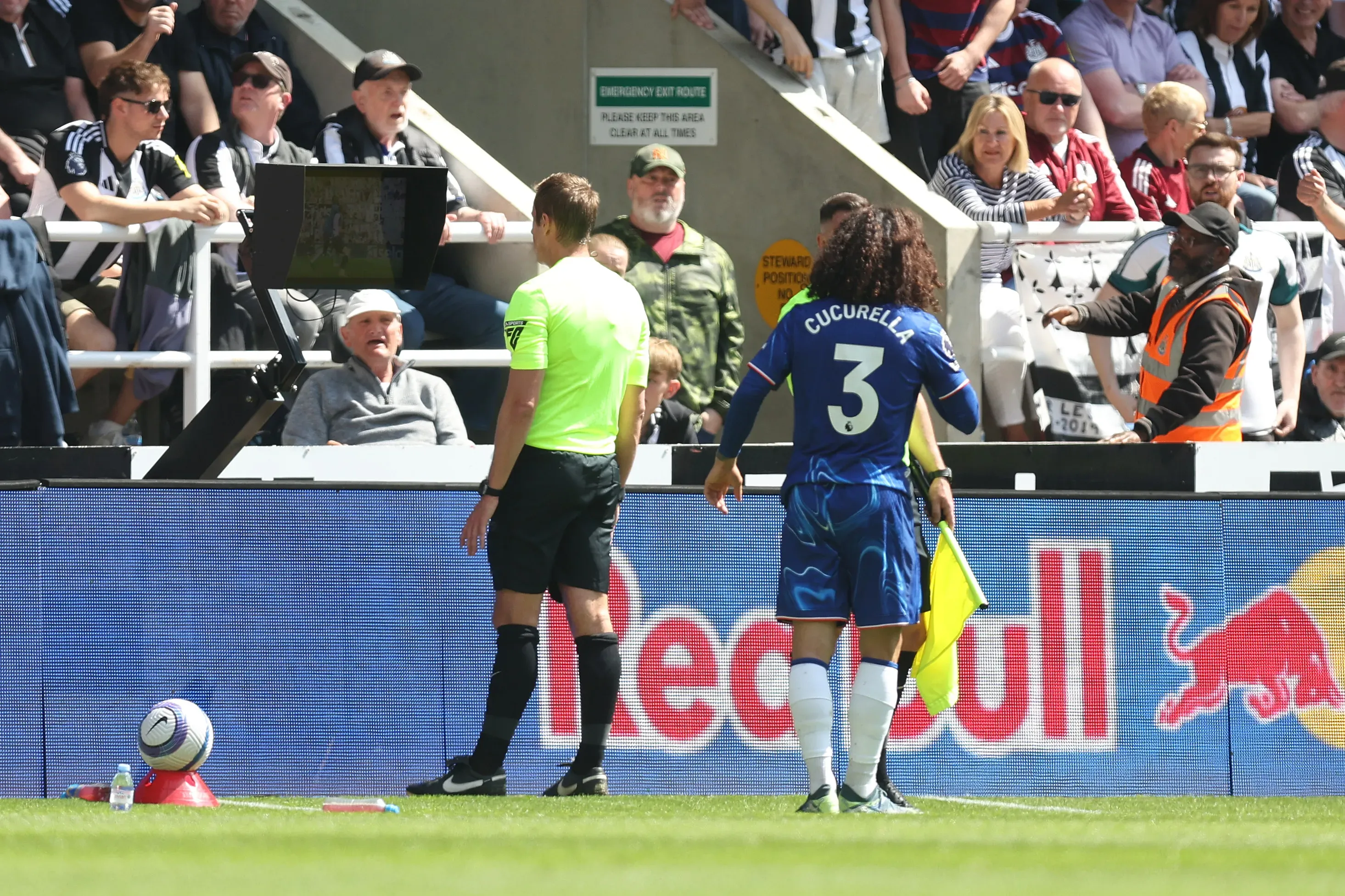 John Brooks checa o VAR em partida entre Newcastle e Chelsea. (Photo by George Wood/Getty Images)