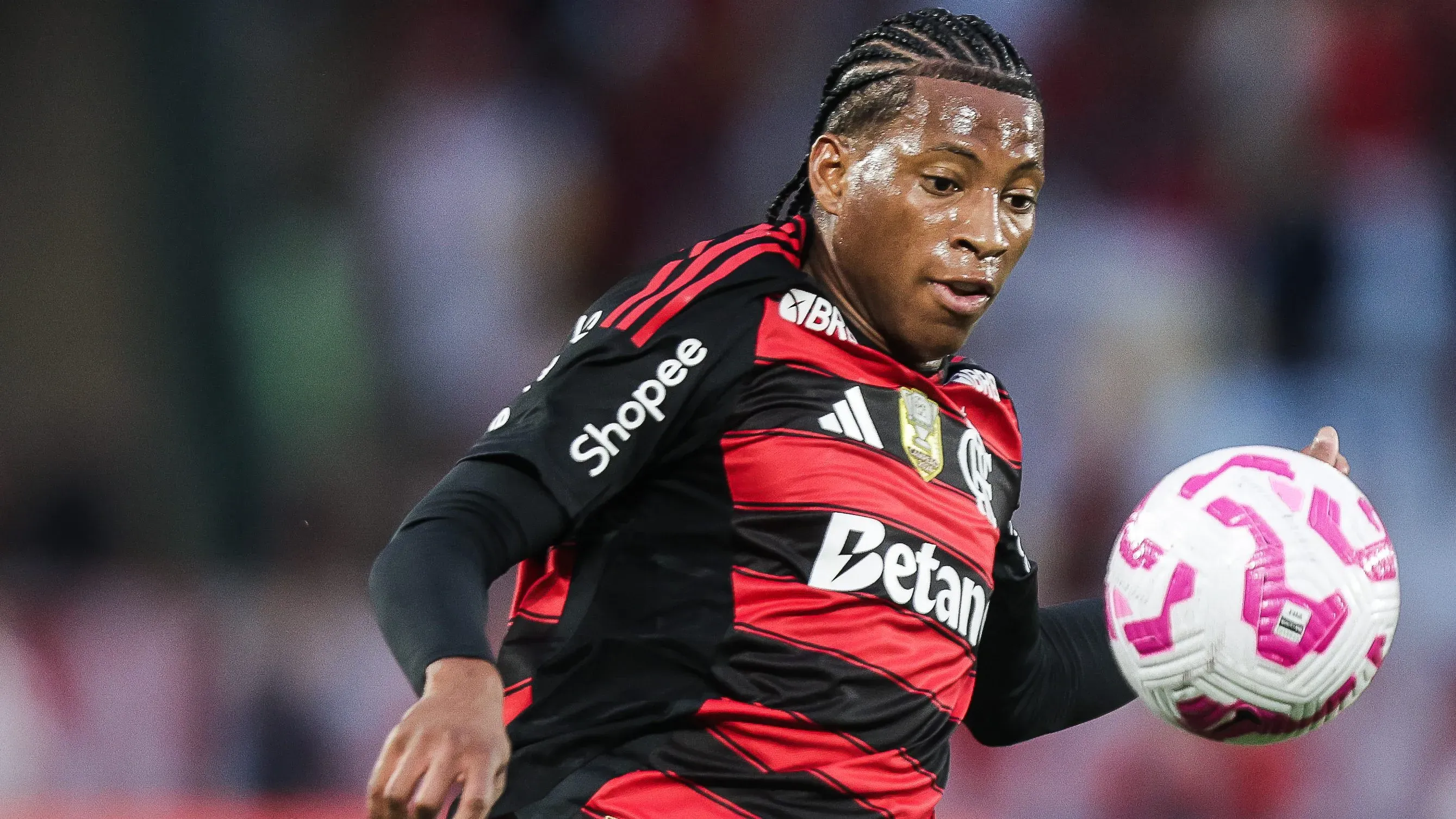 Gonzalo Plata em ação pelo Rubro-Negro. Foto: Gilvan de Souza/Flamengo