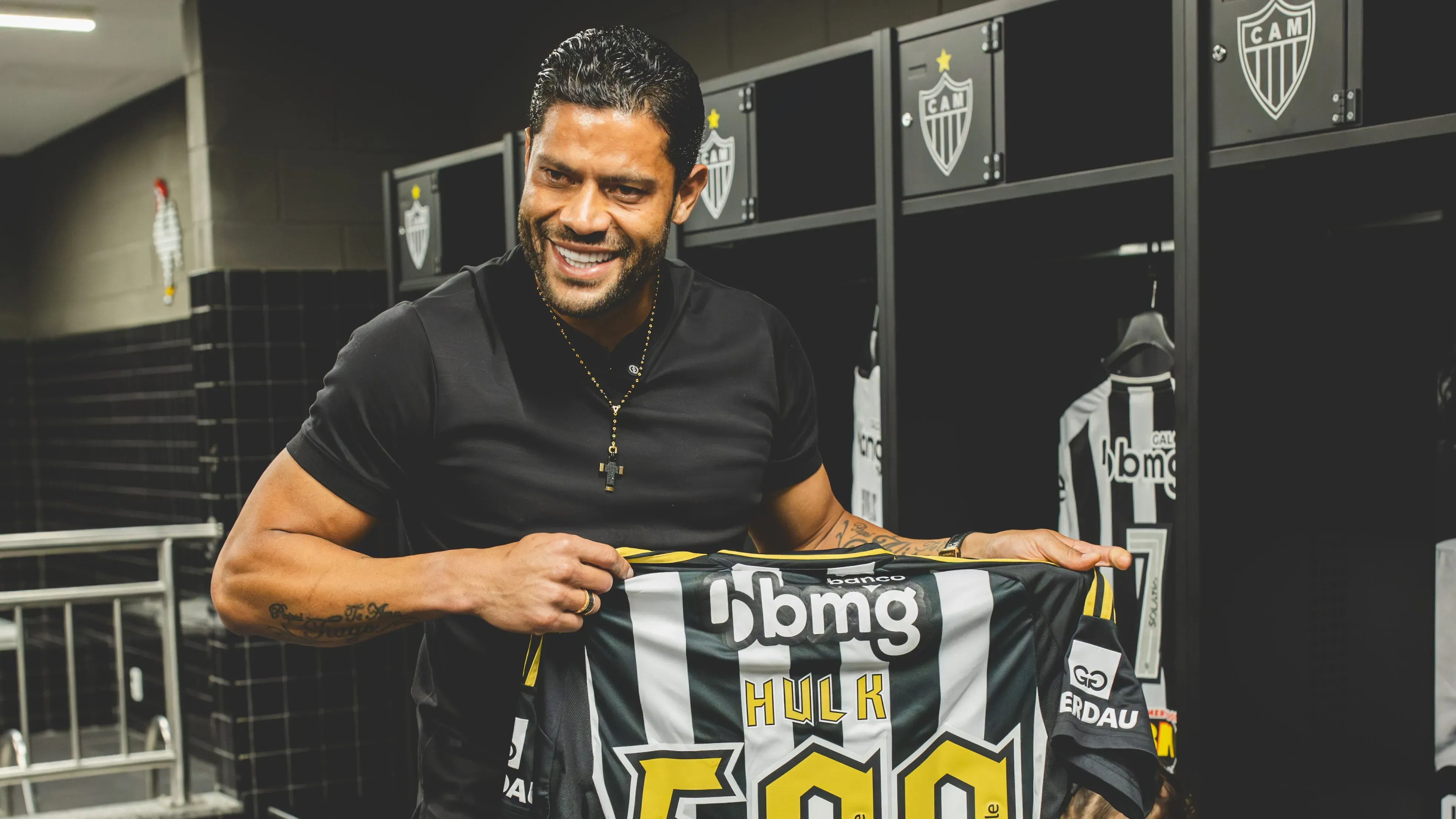 Hulk recebendo homenagem pelos 500 gols na Arena MRV. Foto: Pedro Souza / Atlético