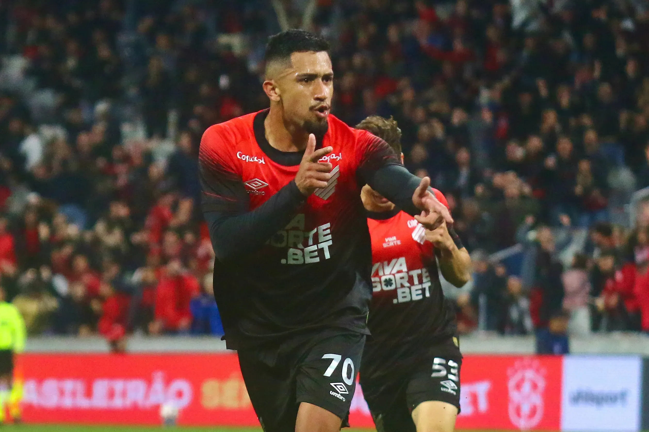 PR – CURITIBA – 16/08/2025 – BRASILEIRO B 2025, ATHLETICO-PR X CUIABA – Renan Peixoto jogador do Athletico-PR comemora seu gol durante partida contra o Cuiaba no estadio Arena da Baixada pelo campeonato Brasileiro B 2025. Foto: Gabriel Machado/AGIF