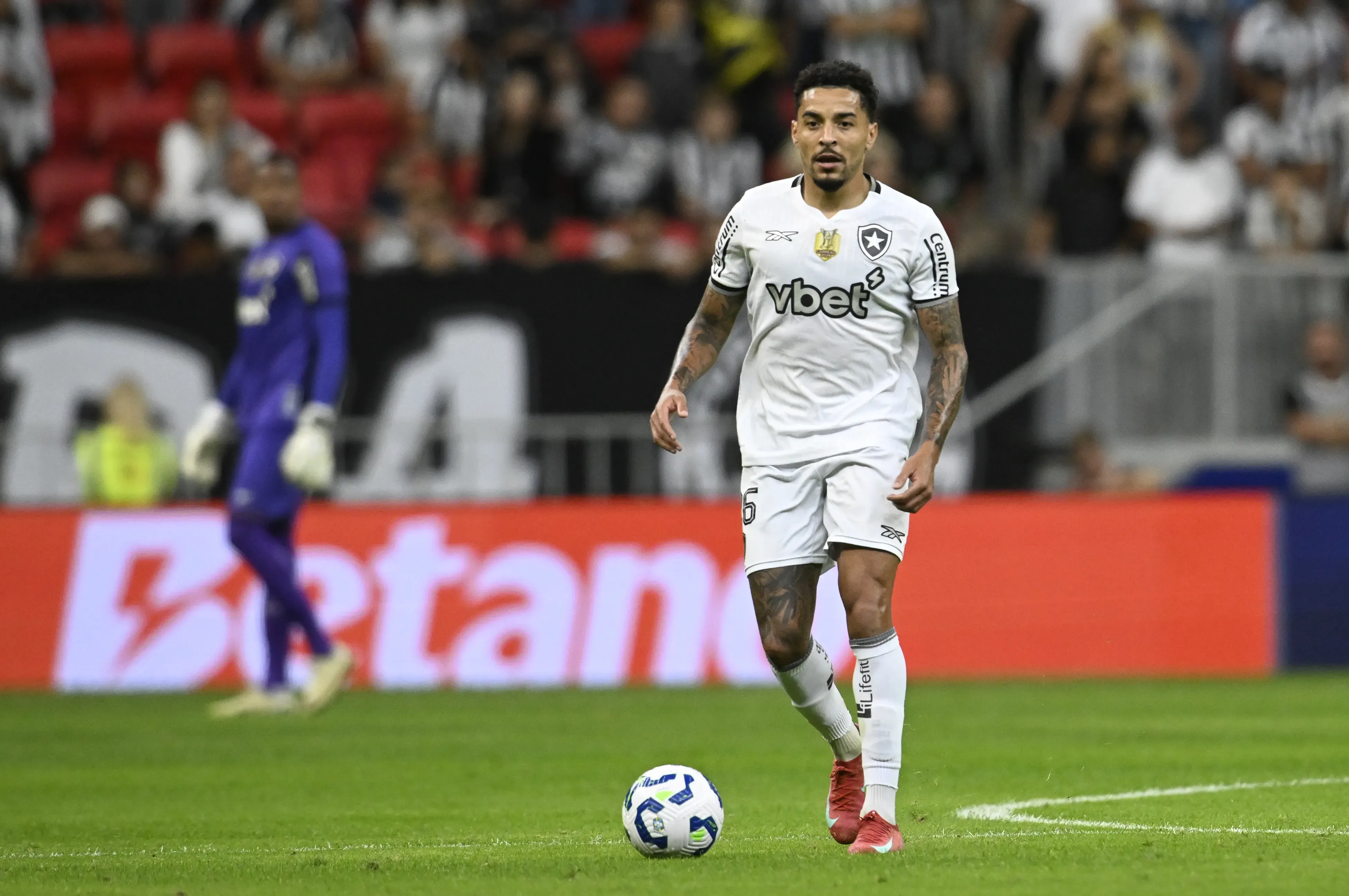 DF – BRASILIA – 12/07/2025 – BRASILEIRO A 2025, VASCO X BOTAFOGO – Gregore jogador do Botafogo durante partida contra o Vasco no estadio Mane Garrincha pelo campeonato Brasileiro A 2025. Foto: Mateus Bonomi/AGIF