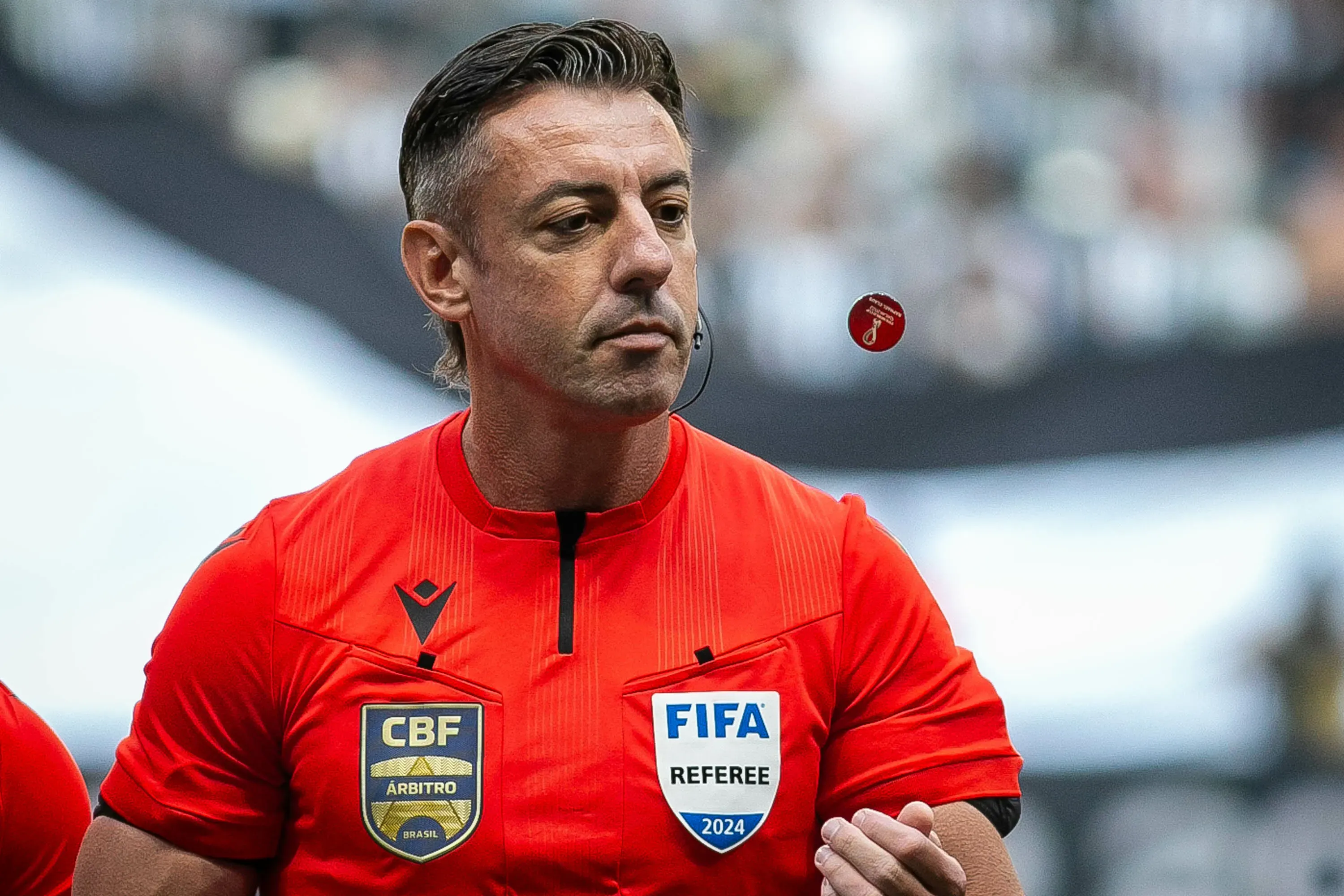SP – BELO HORIZONTE – 21/07/2024 – BRASILEIRO A 2024, ATLETICO-MG X VASCO – O arbitro Raphael Claus durante partida entre Atletico-MG e Vasco no estadio Arena MRV pelo campeonato Brasileiro A 2024. Foto: Fernando Moreno/AGIF