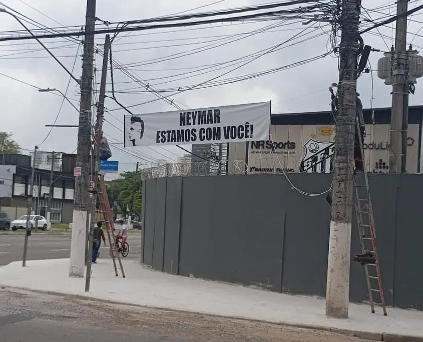 Neymar foi apoiado após cobrança – Foto: Reprodução.