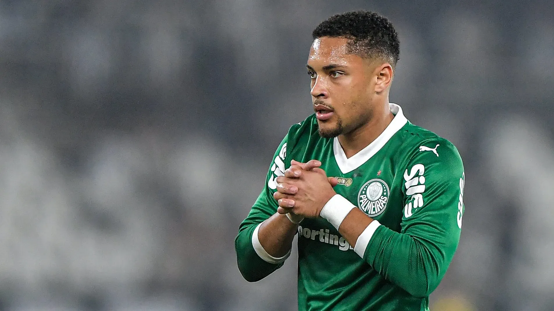 Vitor Roque em partida pelo Palmeiras. Foto: Thiago Ribeiro/AGIF