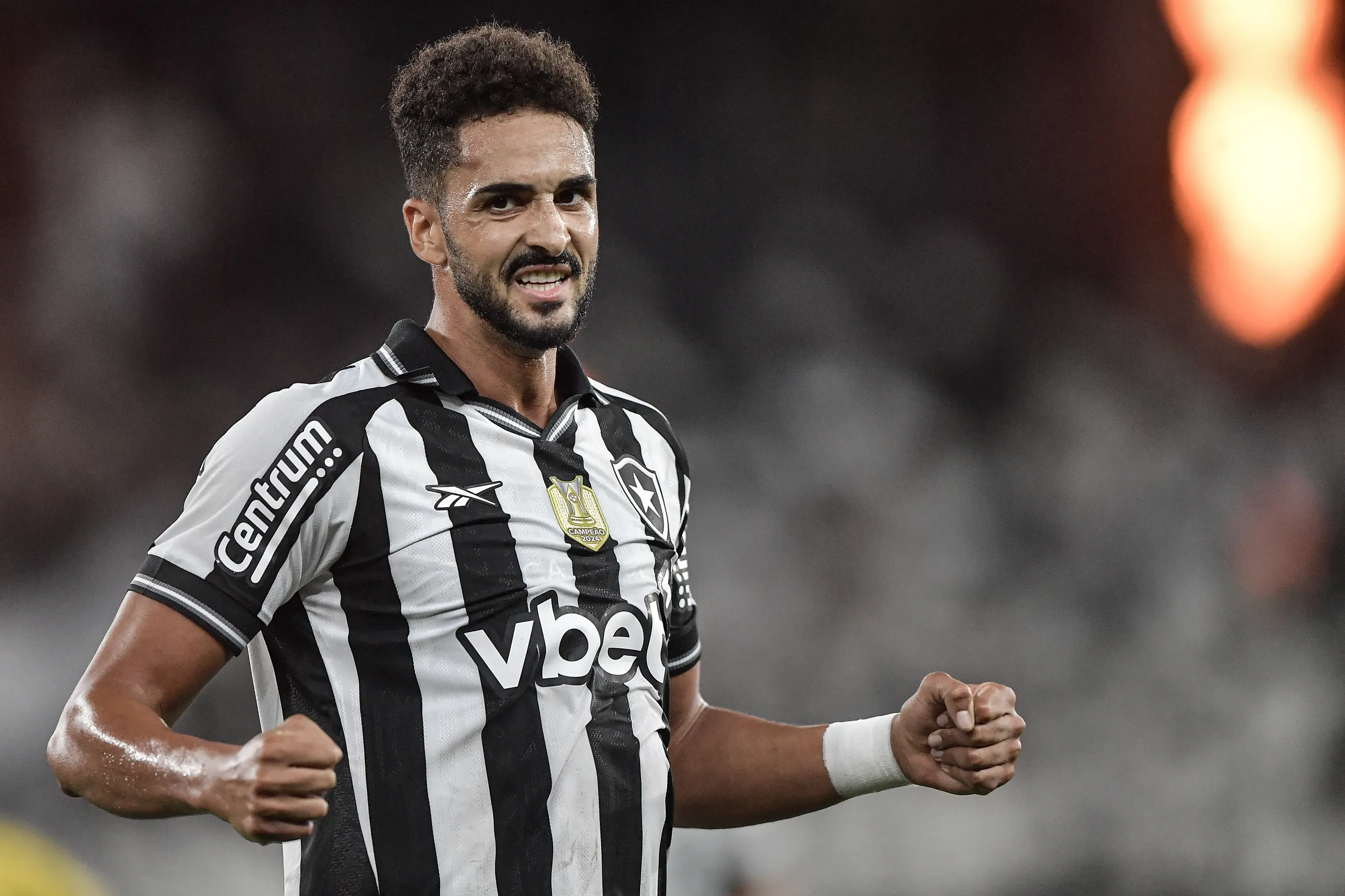 Chris Ramos jogador do Botafogo comemora seu gol durante partida contra o Mirassol no estadio Nilton Santos pelo campeonato Brasileiro A 2025. Foto: Thiago Ribeiro/AGIF