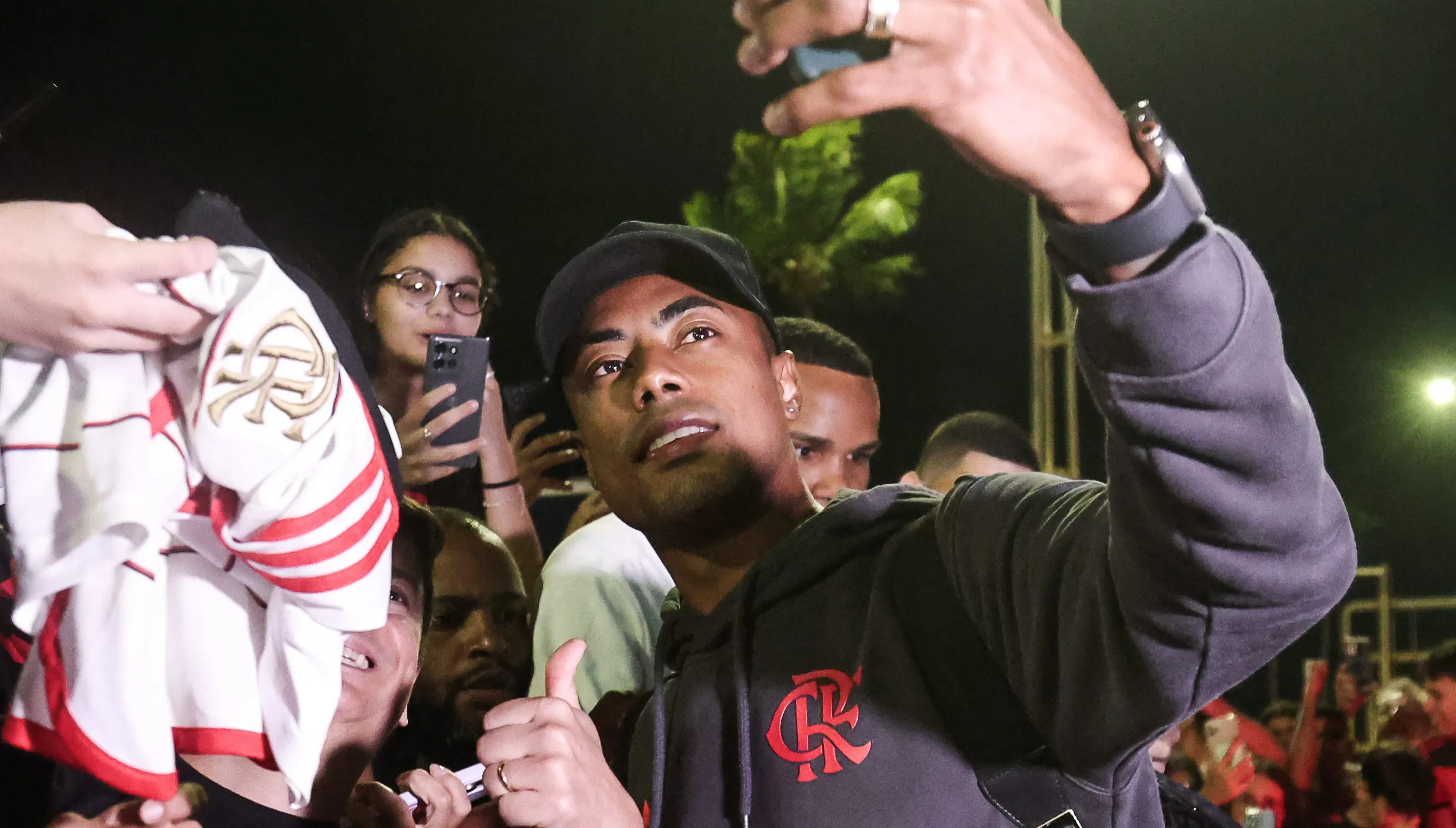 Bruno Henrique durante embarque para Recife. Foto: Gilvan de Souza/Flamengo
