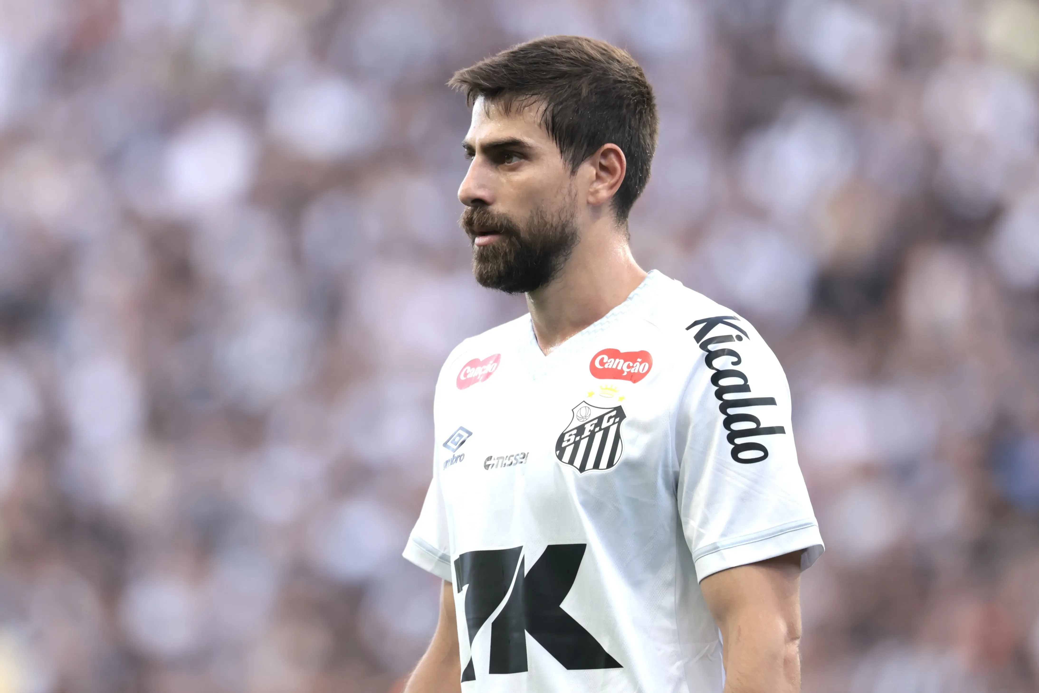 Luan Peres jogador do Santos durante partida contra o Corinthians no estadio Arena Corinthians pelo campeonato Brasileiro A 2025. Foto: Marcello Zambrana/AGIF