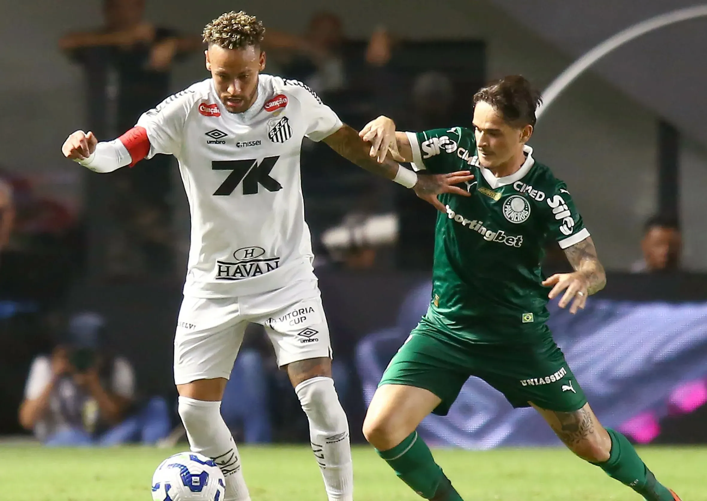 Neymar Jr jogador do Santos disputa lance com Khellven jogador do Palmeiras durante partida no estadio Vila Belmiro pelo campeonato Brasileiro A 2025. Foto: Mauricio De Souza/AGIF