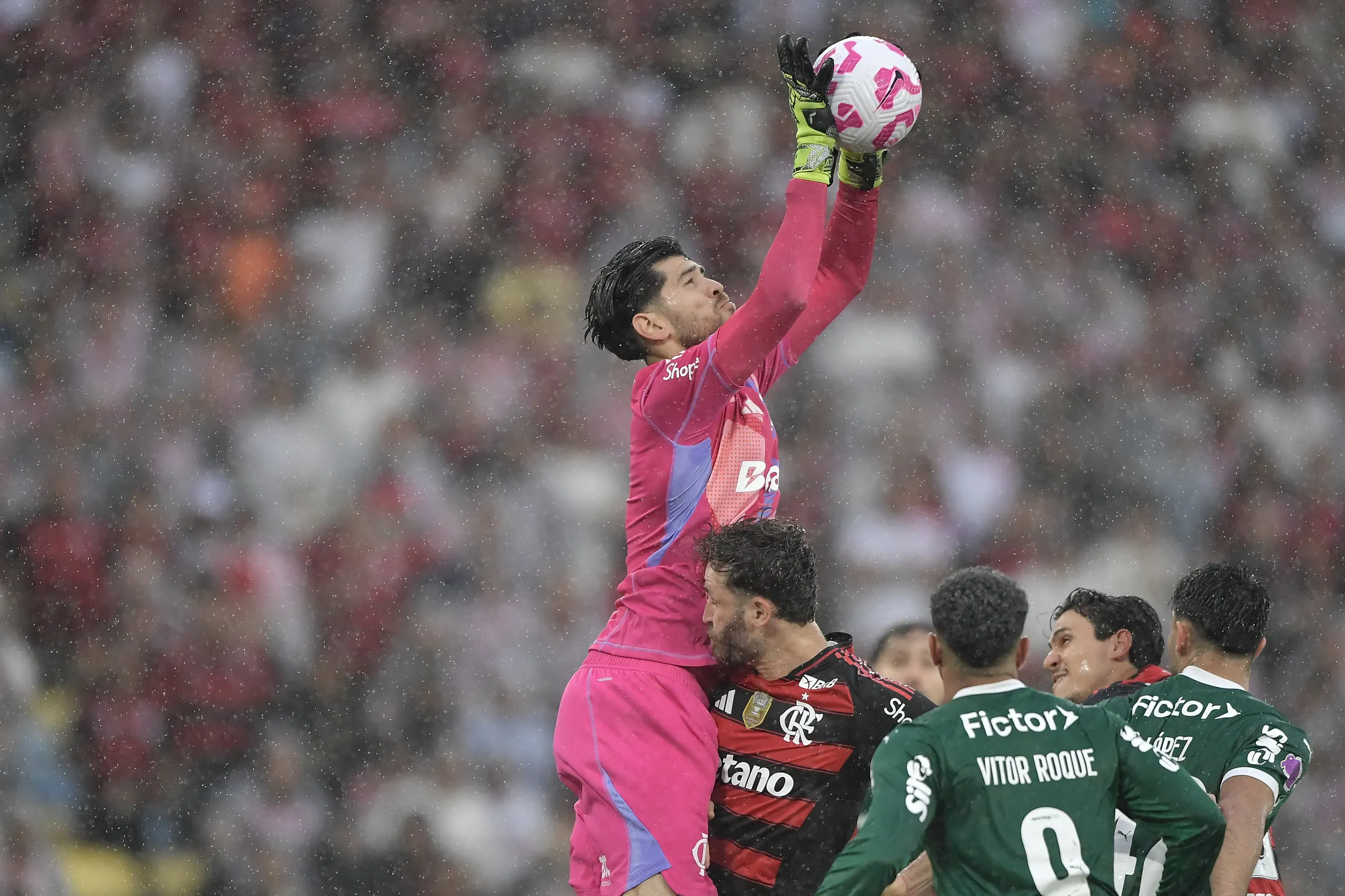 RJ – RIO DE JANEIRO – 19/10/2025 – BRASILEIRO A 2025, FLAMENGO X PALMEIRAS – Rossi goleiro do Flamengo durante partida contra o Palmeiras no estadio Maracana pelo campeonato Brasileiro A 2025. Foto: Thiago Ribeiro/AGIF