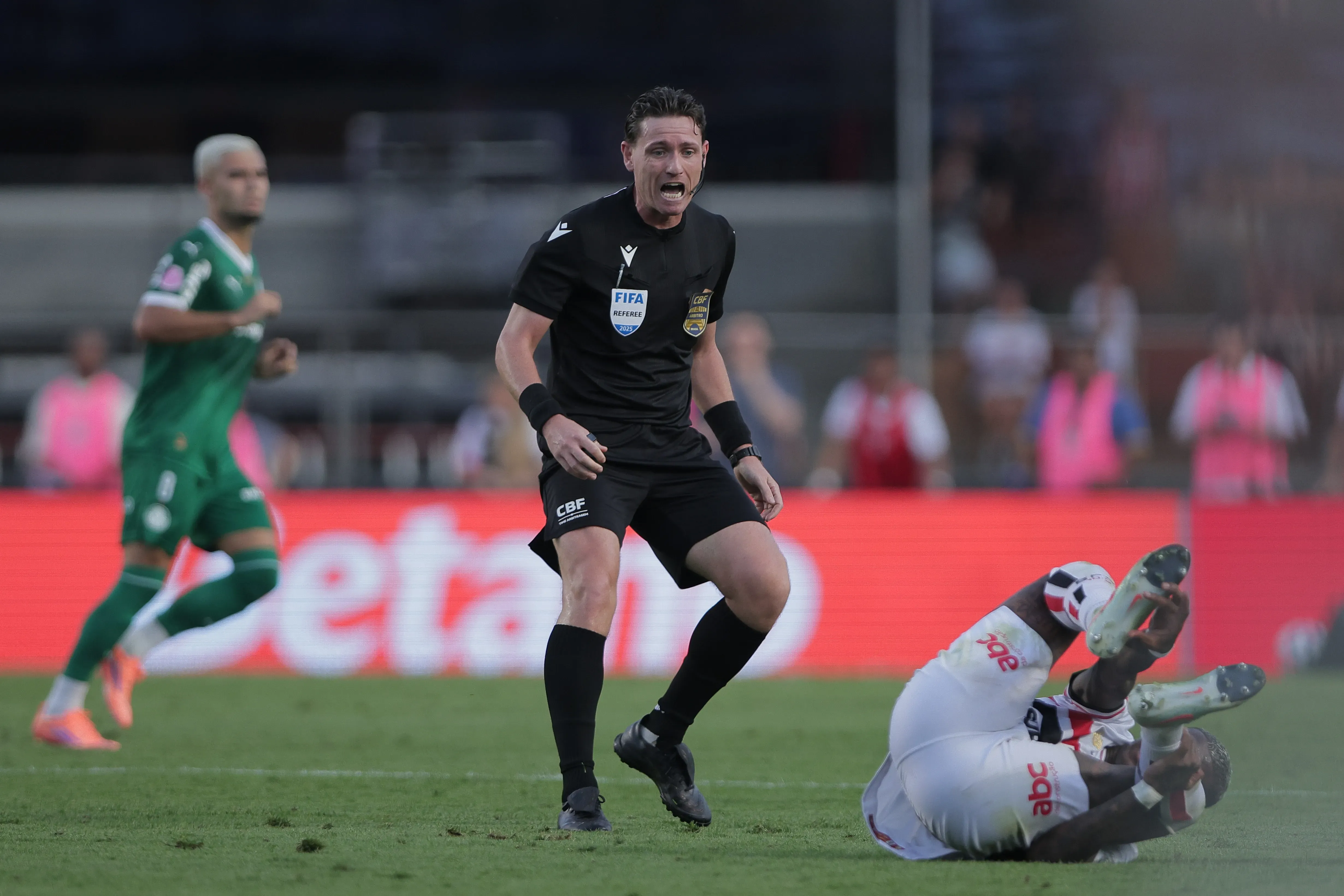 O arbitro Ramon Abatti Abel durante partida entre Sao Paulo e Palmeiras no estadio Morumbi pelo campeonato Brasileiro A 2025. Foto: Ettore Chiereguini/AGIF