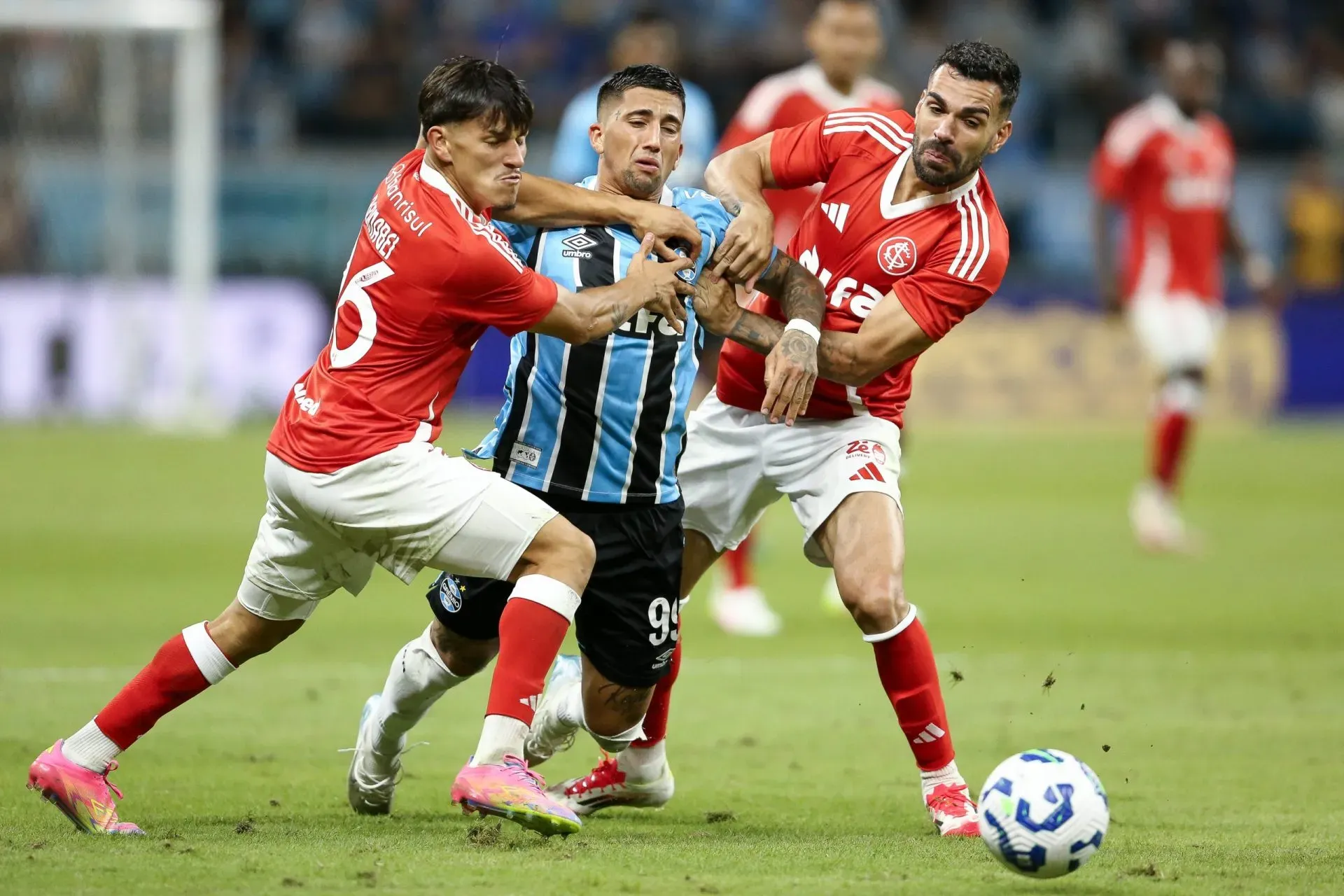 Cristian Olivera atuando no GreNal (Foto: Pedro H. Tesch/Getty Images)