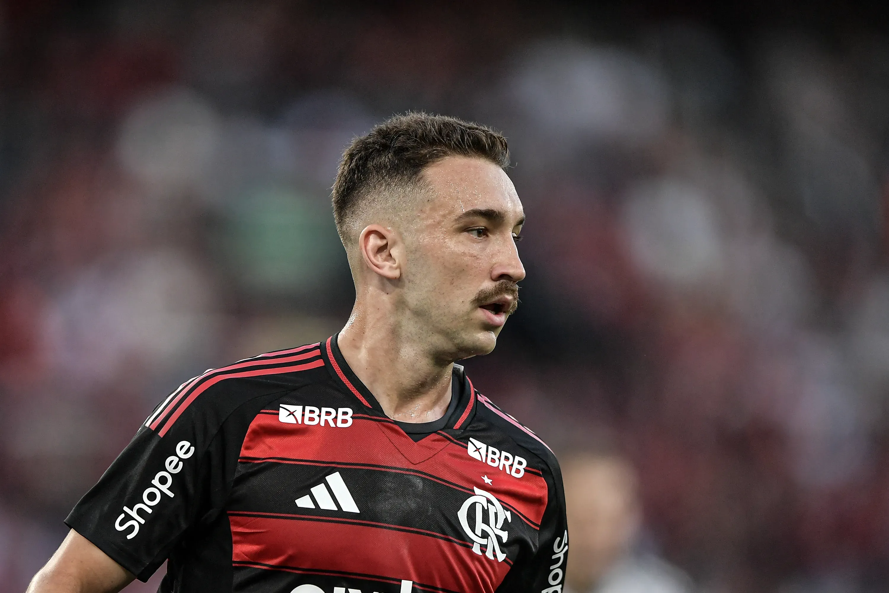 RJ – RIO DE JANEIRO – 01/03/2025 – CARIOCA 2025, VASCO X FLAMENGO – Leo Ortiz jogador do Flamengo durante partida contra o Vasco no estadio Engenhao pelo campeonato Carioca 2025. Foto: Thiago Ribeiro/AGIF