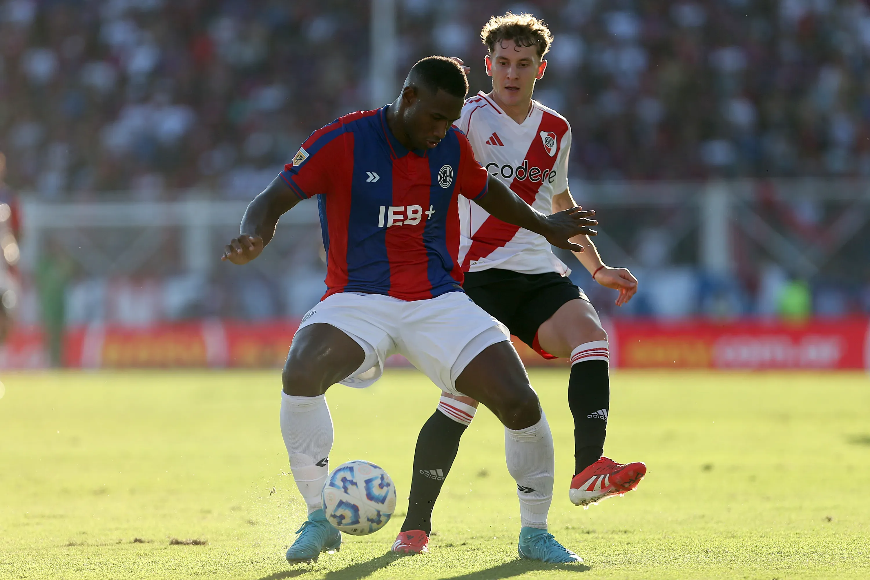 BUENOS AIRES, ARGENTINA – FEBRUARY 2: Jhohan Romana of San Lorenzo vies for the ball with Facundo Colidio of River Plate during a Torneo Apertura Betano 2025 Group B match between San Lorenzo and River Plate at Estadio Pedro Bidegain on February 2, 2025 in Buenos Aires, Argentina. (Photo by Daniel Jayo/Getty Images)