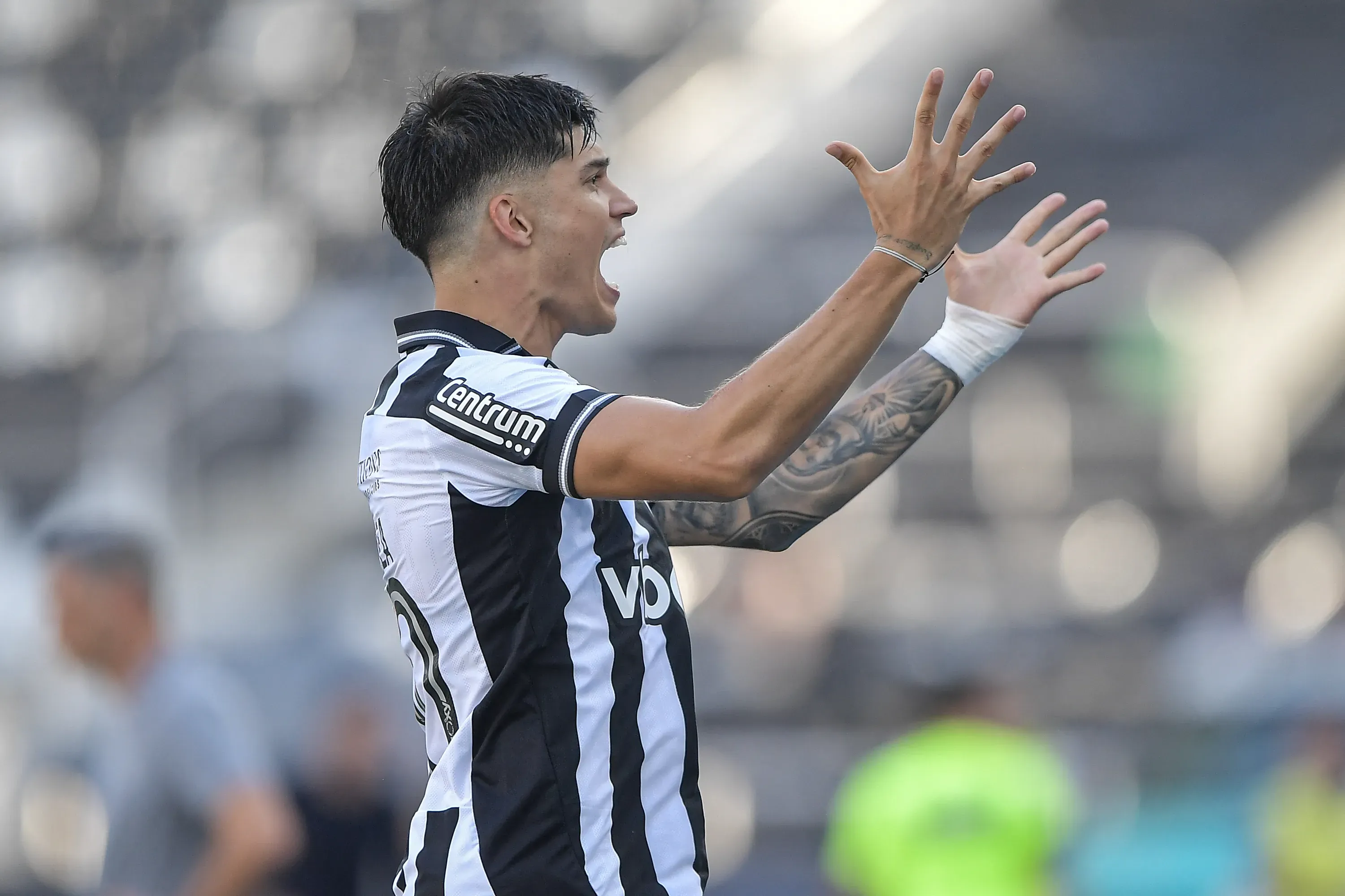RJ – RIO DE JANEIRO – 26/10/2025 – BRASILEIRO A 2025, BOTAFOGO X SANTOS – Joaquin Correa jogador do Botafogo comemora seu gol durante partida contra o Santos no estadio Engenhao pelo campeonato Brasileiro A 2025. Foto: Thiago Ribeiro/AGIF