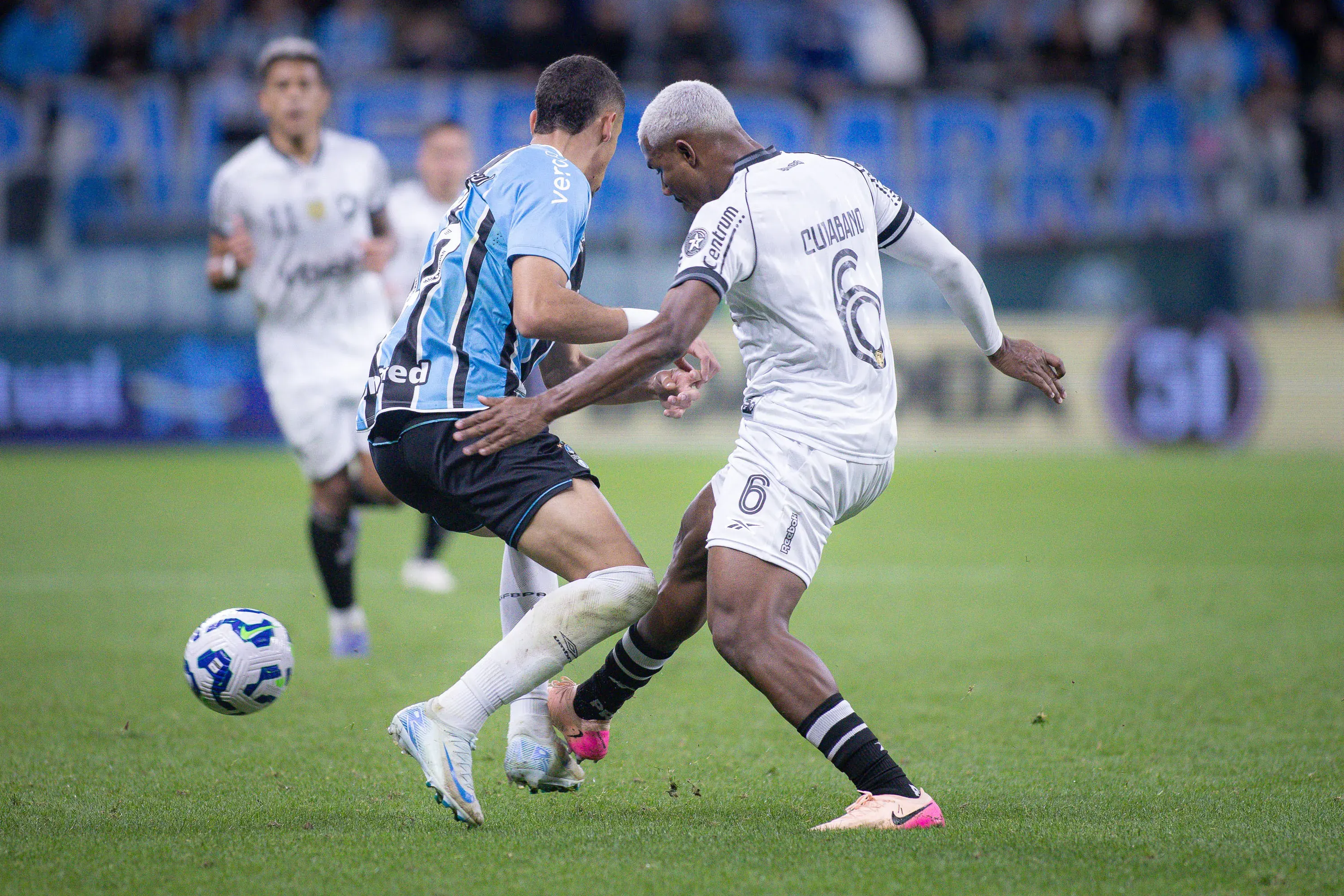Cuiabano no confronto Grêmio x Botafogo pelo Brasileirão 2025. Foto: Maxi Franzoi/AGIF