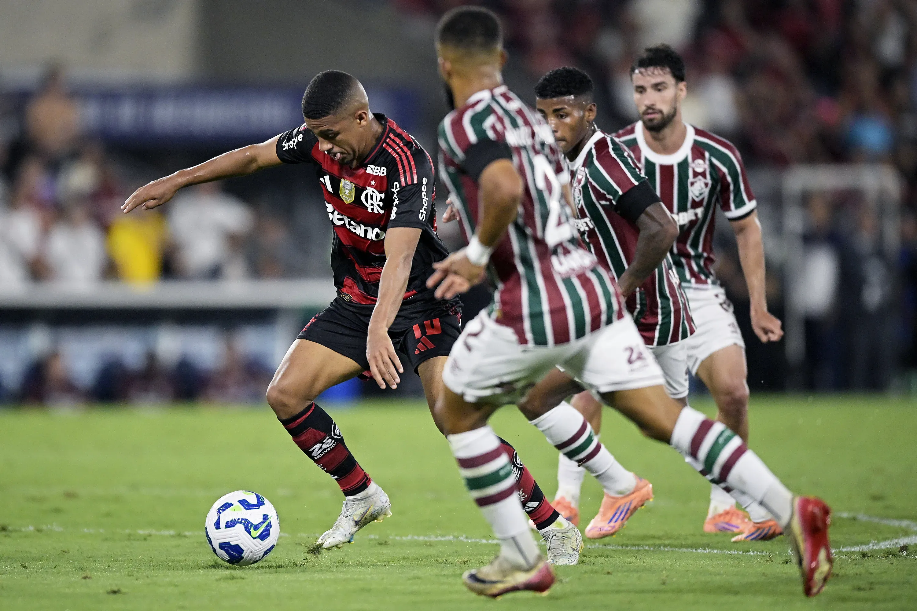 Samuel Lino jogador do Flamengo durante partida contra o Fluminense no Maracanã pelo Campeonato Brasileiro 2025. Foto: Alexandre Loureiro/AGIF