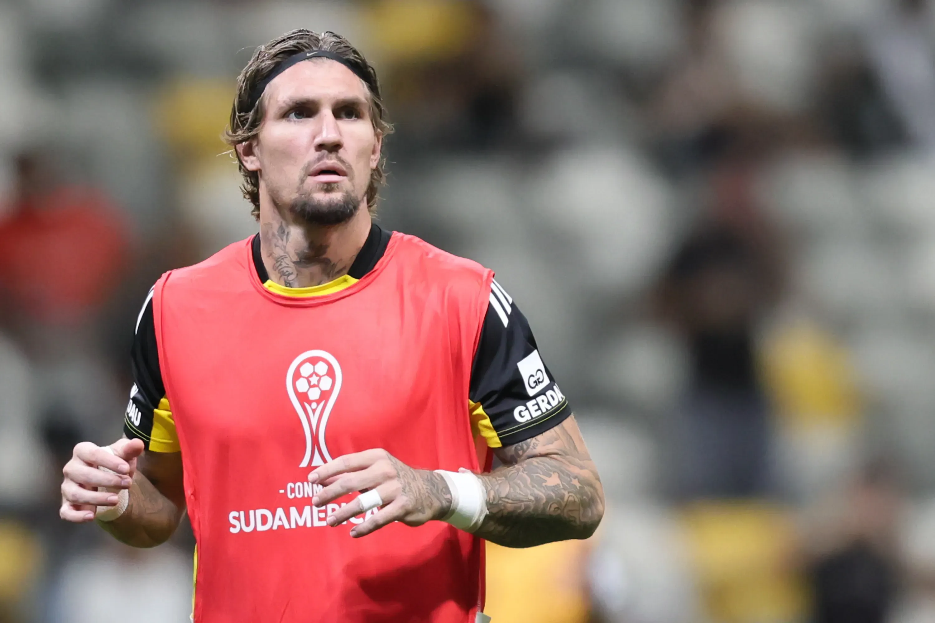 Lyanco durante aquecimento antes da partida contra o Bolivar na Copa Sul-Americana de 2025. Foto: Gilson Lobo/AGIF