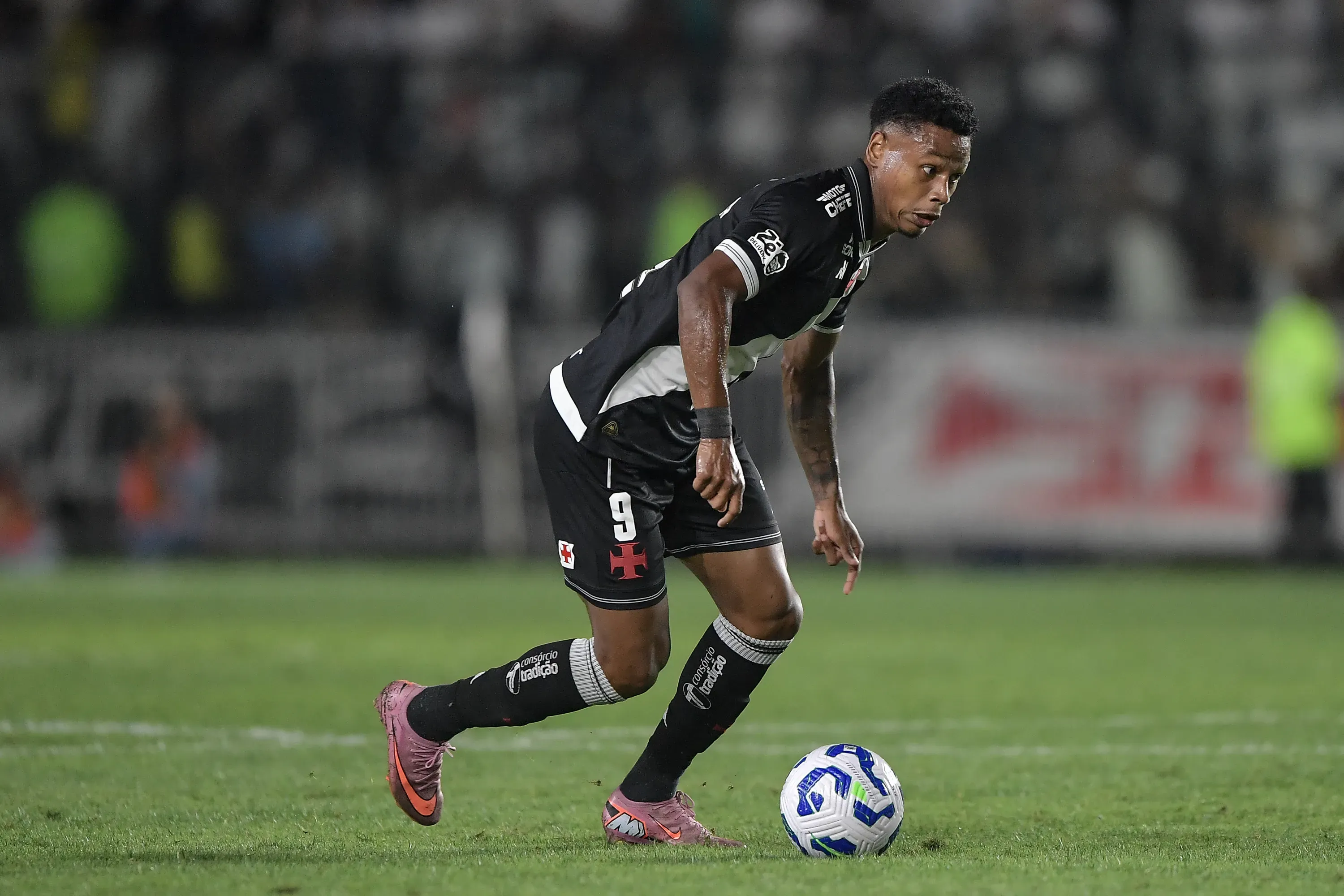 Matheus Franca jogador do Vasco durante partida contra o Sao Paulo no estadio Sao Januario pelo campeonato Brasileiro A 2025. Foto: Thiago Ribeiro/AGIF