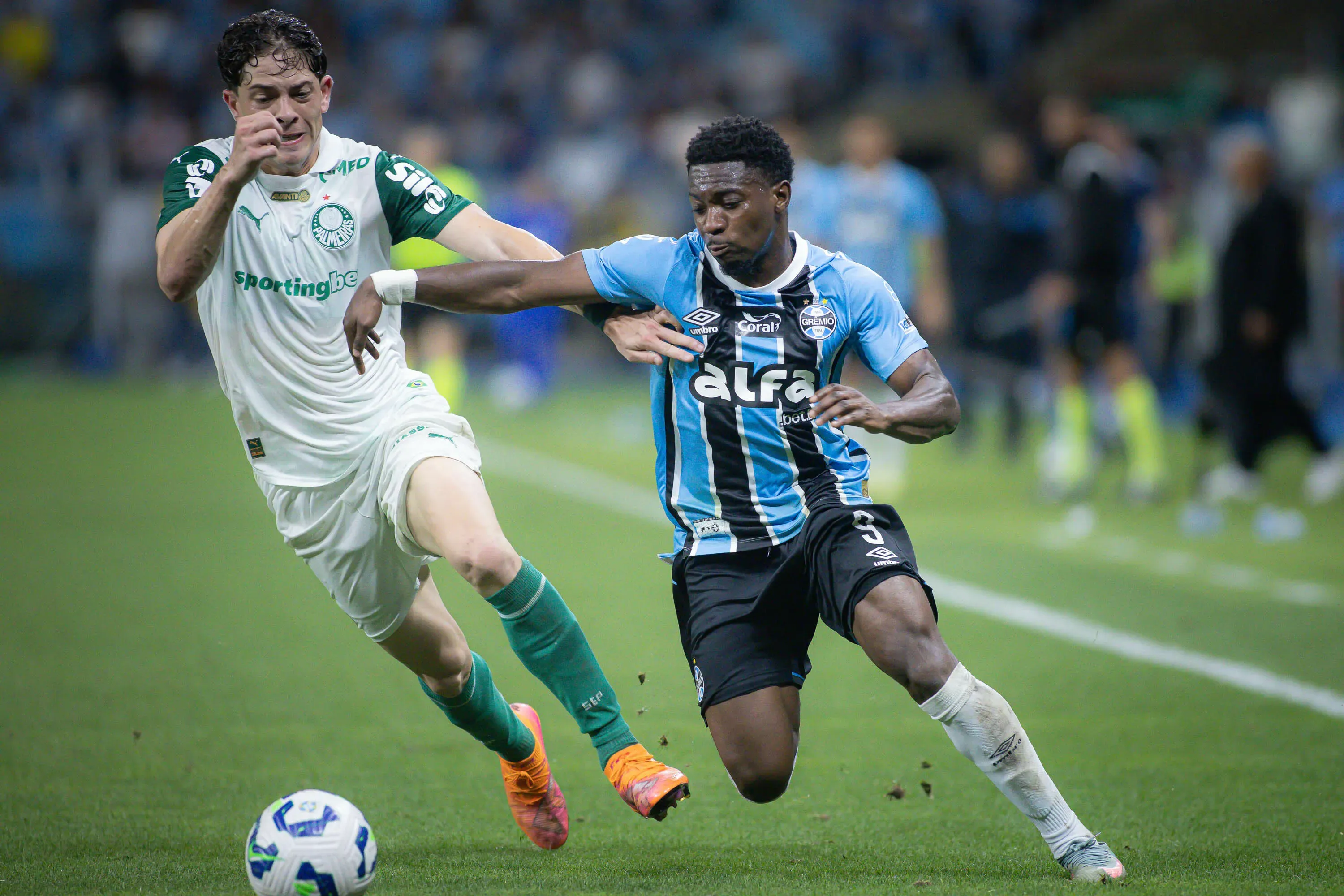 Francis Amuzu, jogador do Grêmio, disputa lance com Agustin Giay, do Palmeiras, durante Grêmio x Palmeiras pelo Brasileirão 2025. Foto: Maxi Franzoi/AGIF