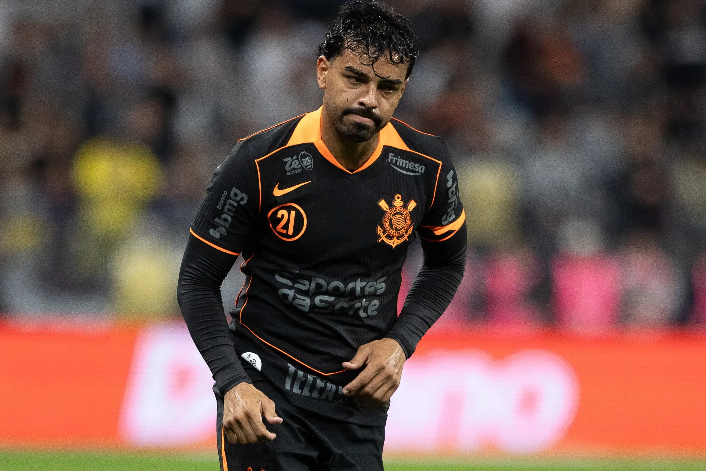 Matheus Bidu jogador do Corinthians lamenta durante partida contra o Atletico-MG no estadio Arena Corinthians pelo campeonato Brasileiro A 2025. Foto: Joisel Amaral/AGIF