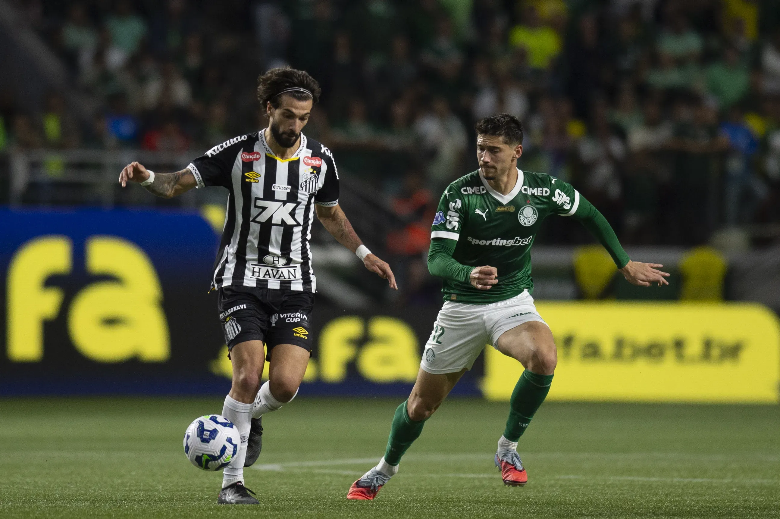 Lautaro Díaz atuando contra o Palmeiras – Foto: Anderson Romao/AGIF