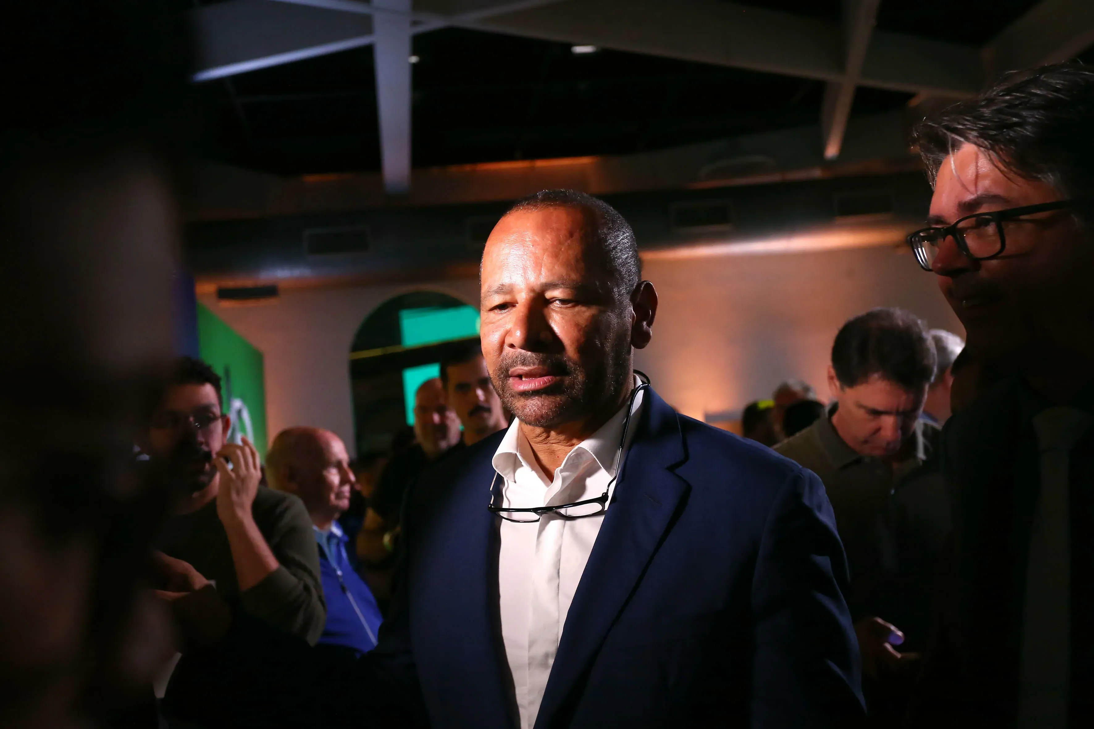 SP – SANTOS – 25/11/2025 – SANTOS, NR SPORTS OFICILIZA COMPRA DA MARCA PELE – durante evento de anuncio oficial da aquisicao da marca Pele pela NR Sports, empresa da familia do jogador Neymar Jr. , em evento realizado no museu Pele nesta terca-feira (25), em Santos, na foto Neymar do Santos Silva(pai do jogador Neymar). Foto: Mauricio De Souza/AGIF