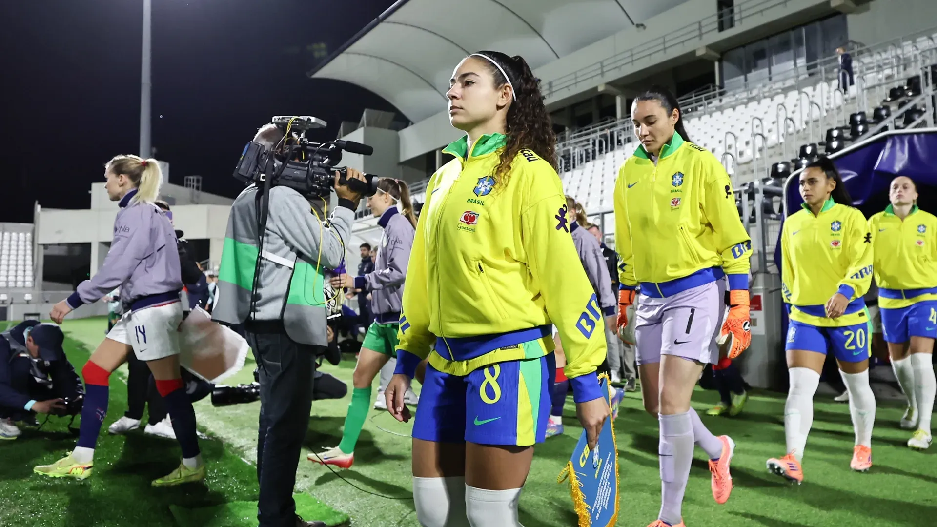 Angelina entrando em campo com as outras jogadoras do Brasil