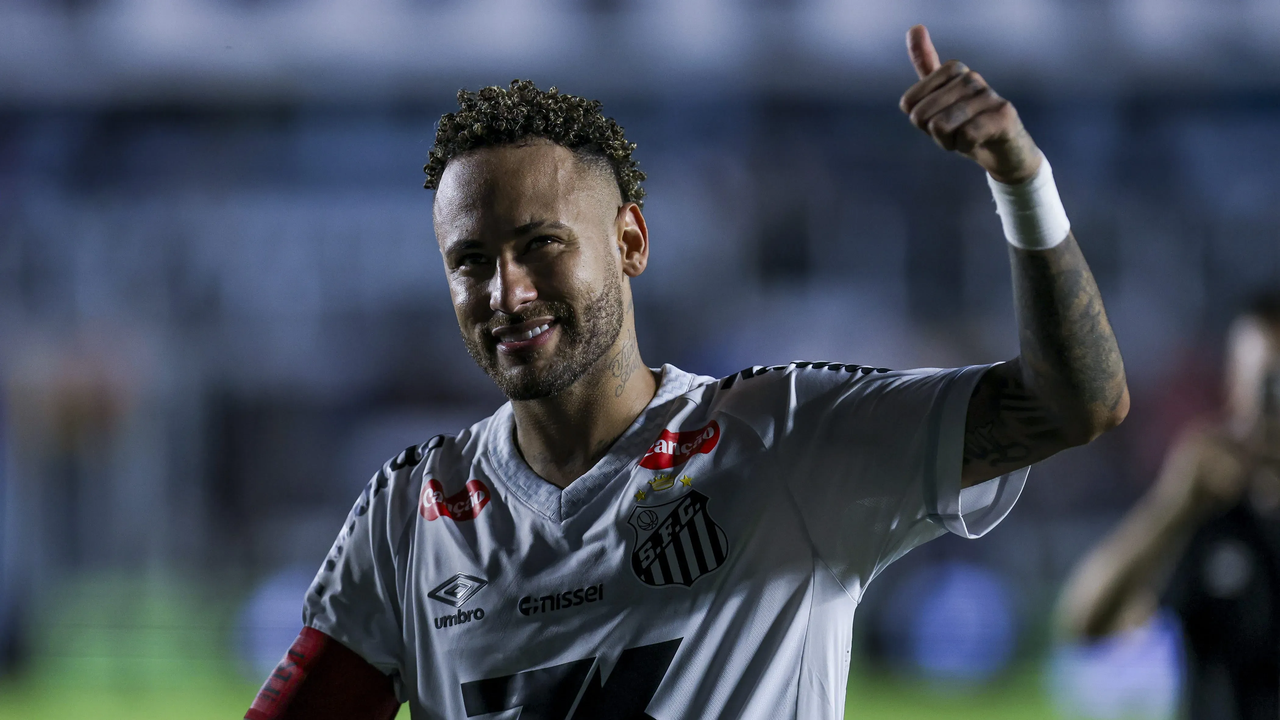 Neymar em campo pelo Santos. (Photo by Ricardo Moreira/Getty Images)