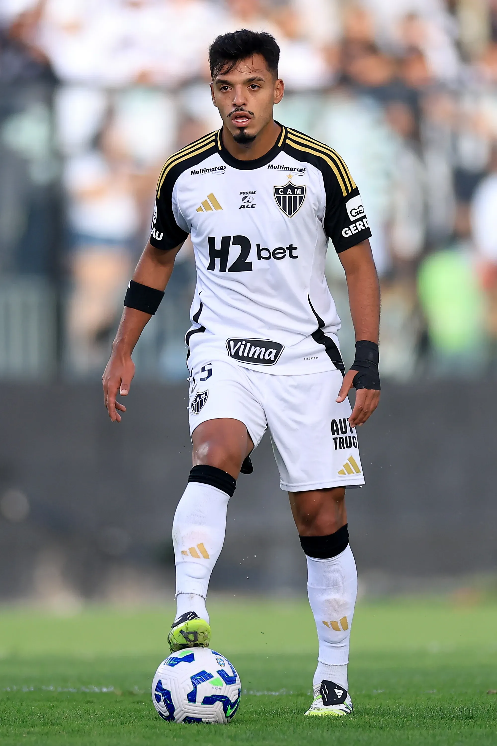 RIO DE JANEIRO, BRAZIL – AUGUST 10: Gabriel Menino of Atletico Mineiro controls the ball during the match between Vasco Da Gama and Atletico Mineiro as part of Brasileirao 2025 at Sao Januario Stadium on August 10, 2025 in Rio de Janeiro, Brazil. (Photo by Buda Mendes/Getty Images)