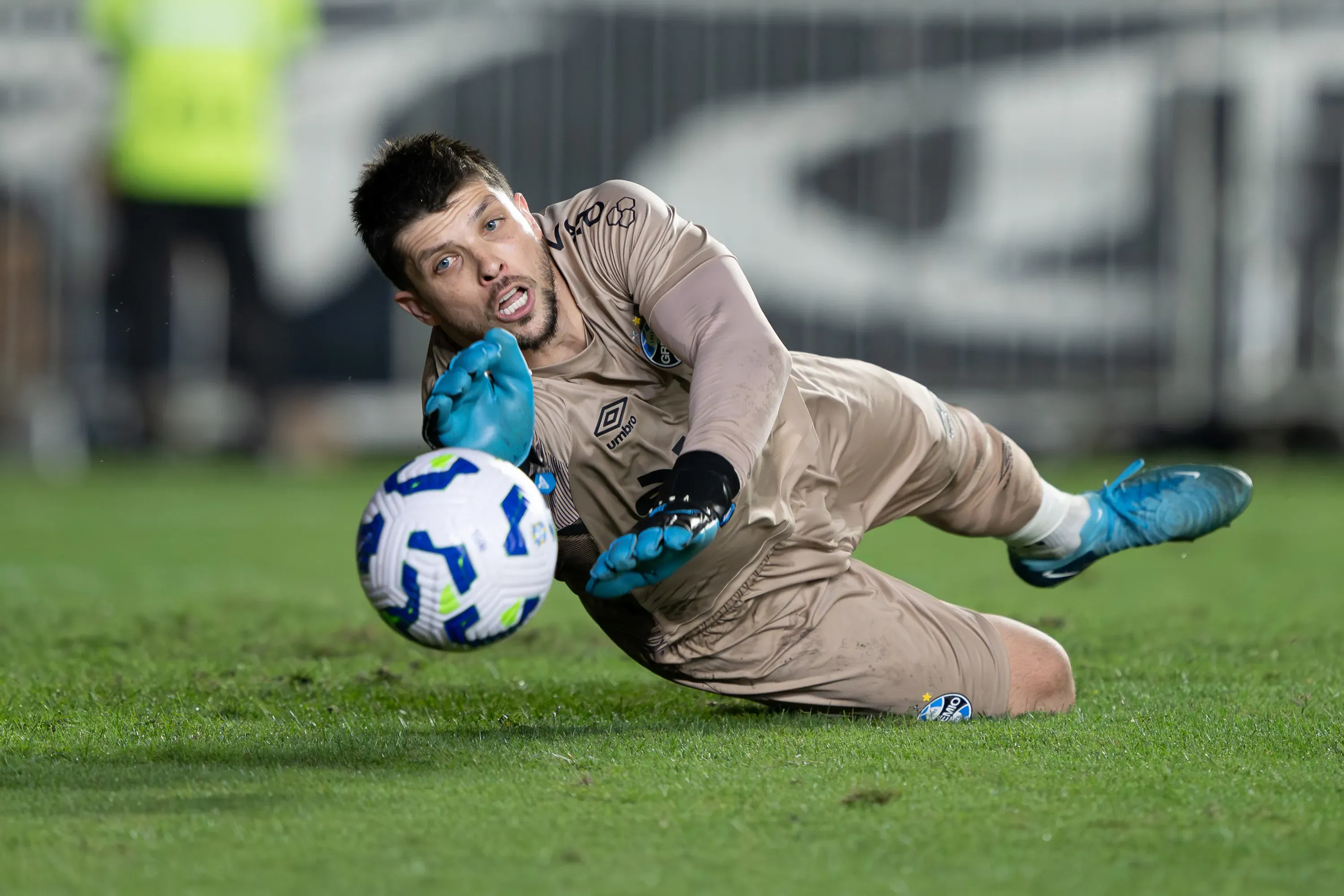 RJ – RIO DE JANEIRO – 19/07/2025 – BRASILEIRO A 2025, VASCO X GREMIO – Tiago Volpi goleiro do Gremio durante partida contra o Vasco no estadio Sao Januario pelo campeonato Brasileiro A 2025. Foto: Jorge Rodrigues/AGIF