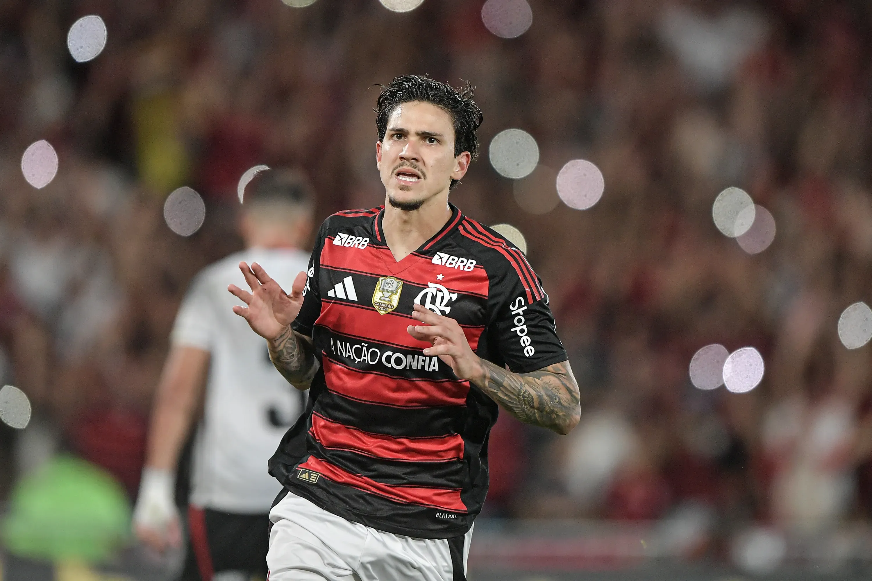 Pedro, jogador do Flamengo, comemora seu gol durante partida contra o Vitória – Foto: Thiago Ribeiro/AGIF