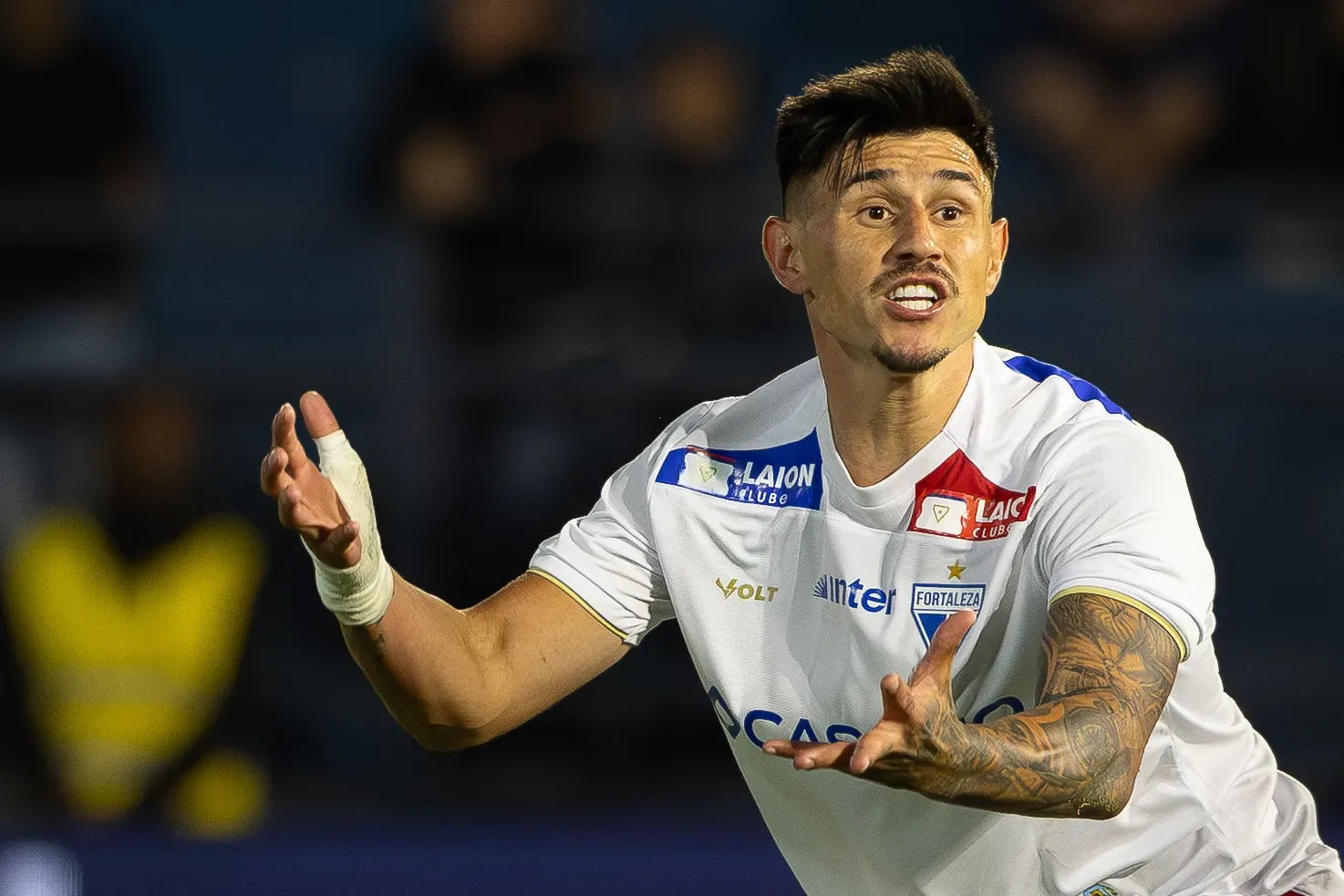 SP – BRAGANCA PAULISTA – 26/11/2025 – BRASILEIRO A 2025, BRAGANTINO X FORTALEZA – ADAM BAREIRO jogador do Fortaleza RECLAMA COM O ARBITRO durante partida contra o Bragantino no estadio Cicero De Souza Marques pelo campeonato Brasileiro A 2025. Foto: Joisel Amaral/AGIF