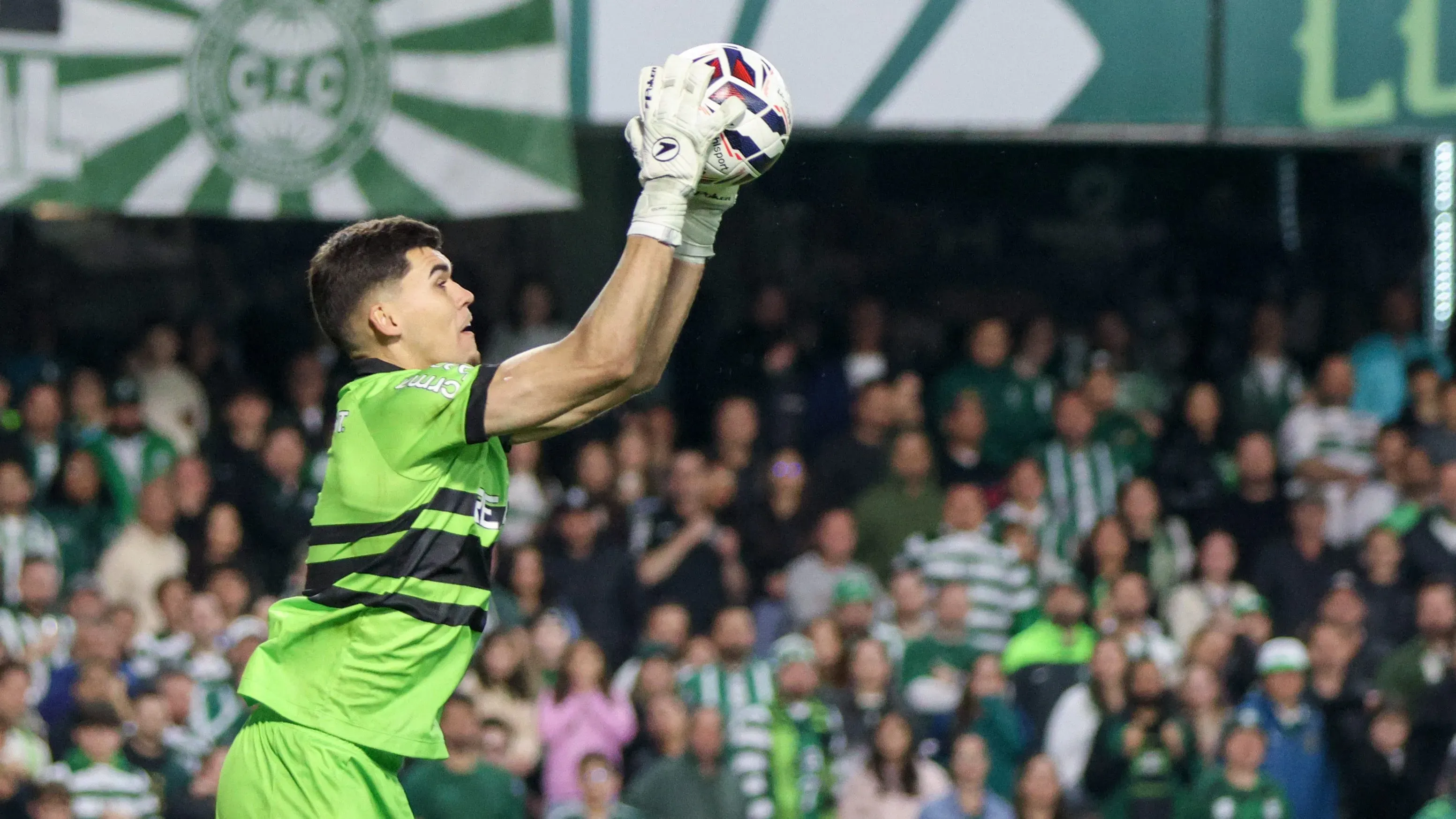 Pedro Morisco em ação pelo Coritiba. Foto: Robson Mafra/AGIF