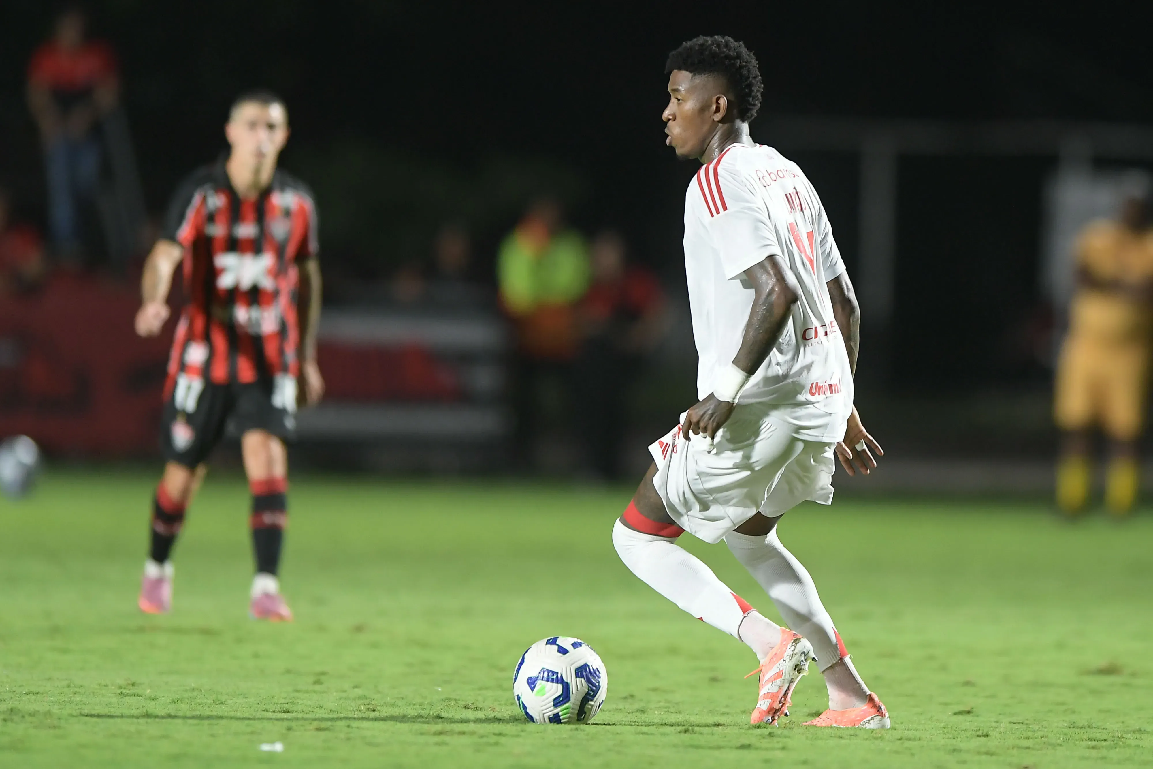 Vitao jogador do Internacional durante partida contra o Vitoria – Foto: Jhony Pinho/AGIF