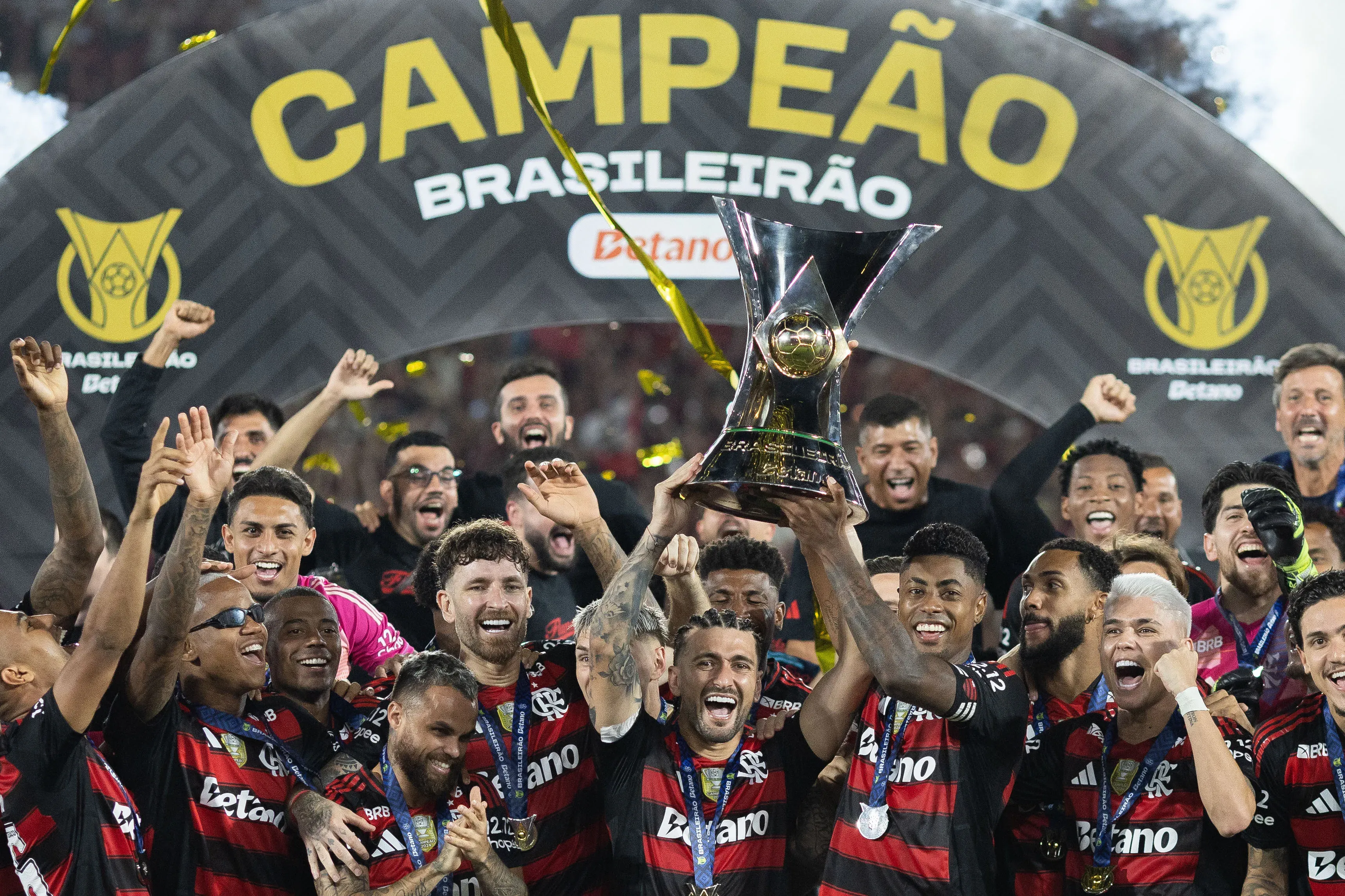 RJ – RIO DE JANEIRO – 03/12/2025 – BRASILEIRO A 2025, FLAMENGO X CEARA – Jogadores do Flamengo comemoram titulo de campeao apos partida contra o Ceara no estadio Maracana pela decisao do campeonato Brasileiro A 2025. Foto: Andre Mourao/AGIF