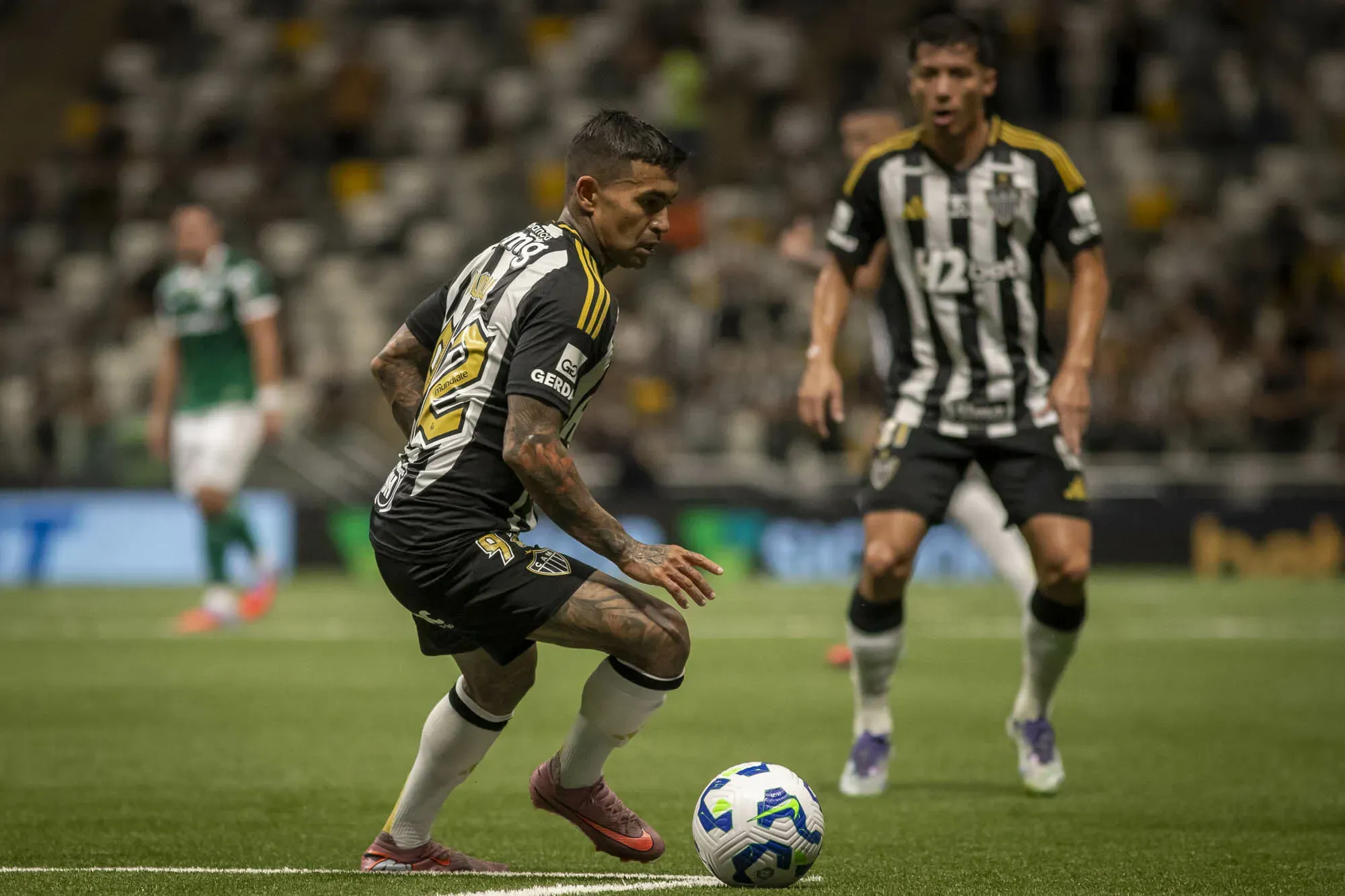 MG – BELO HORIZONTE – 03/12/2025 – BRASILEIRO A 2025, ATLETICO-MG X PALMEIRAS – Dudu jogador do Atletico-MG durante partida contra o Palmeiras no estadio Arena MRV pelo campeonato Brasileiro A 2025. Foto: Fernando Moreno/AGIF