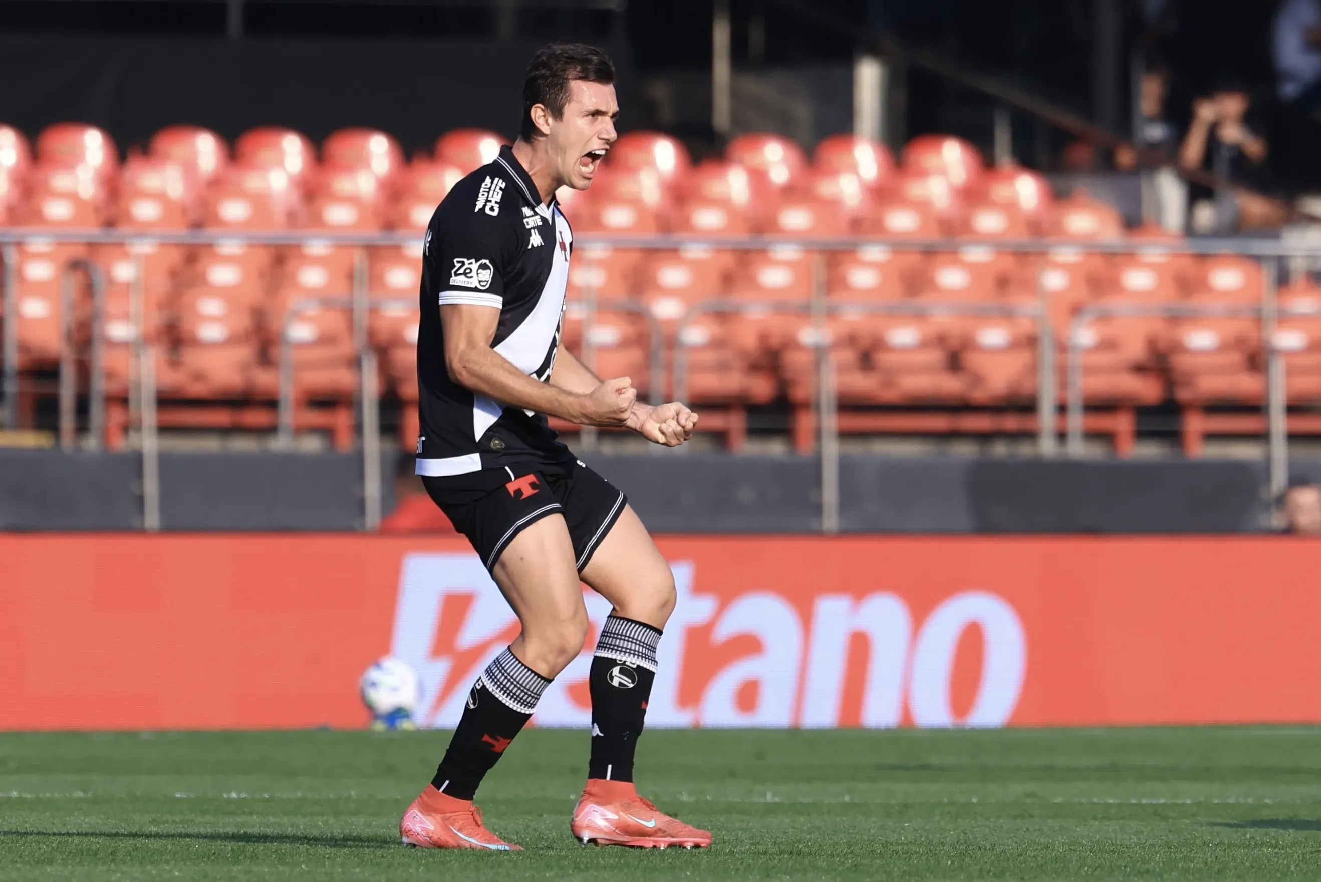Lucas Piton jogador do Vasco comemora seu gol durante partida contra o Santos no estadio Morumbi pelo campeonato Brasileiro A 2025. Foto: Marcello Zambrana/AGIF