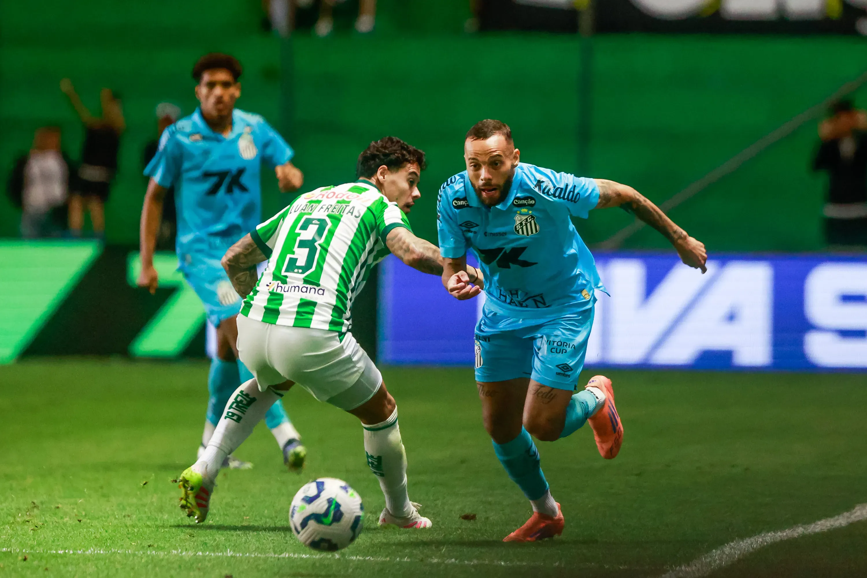 Guilherme jogador do Santos durante partida contra o Juventude no estadio Alfredo Jaconi pelo campeonato Brasileiro A 2025. Foto: Luiz Erbes/AGIF