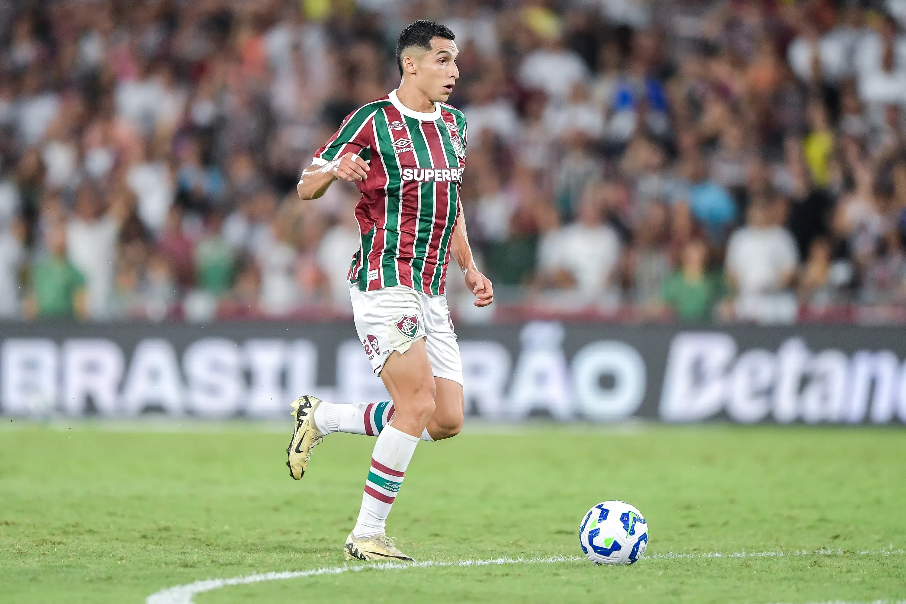 Serna jogador do Fluminense durante partida contra o Atletico-MG – Foto: Thiago Ribeiro/AGIF