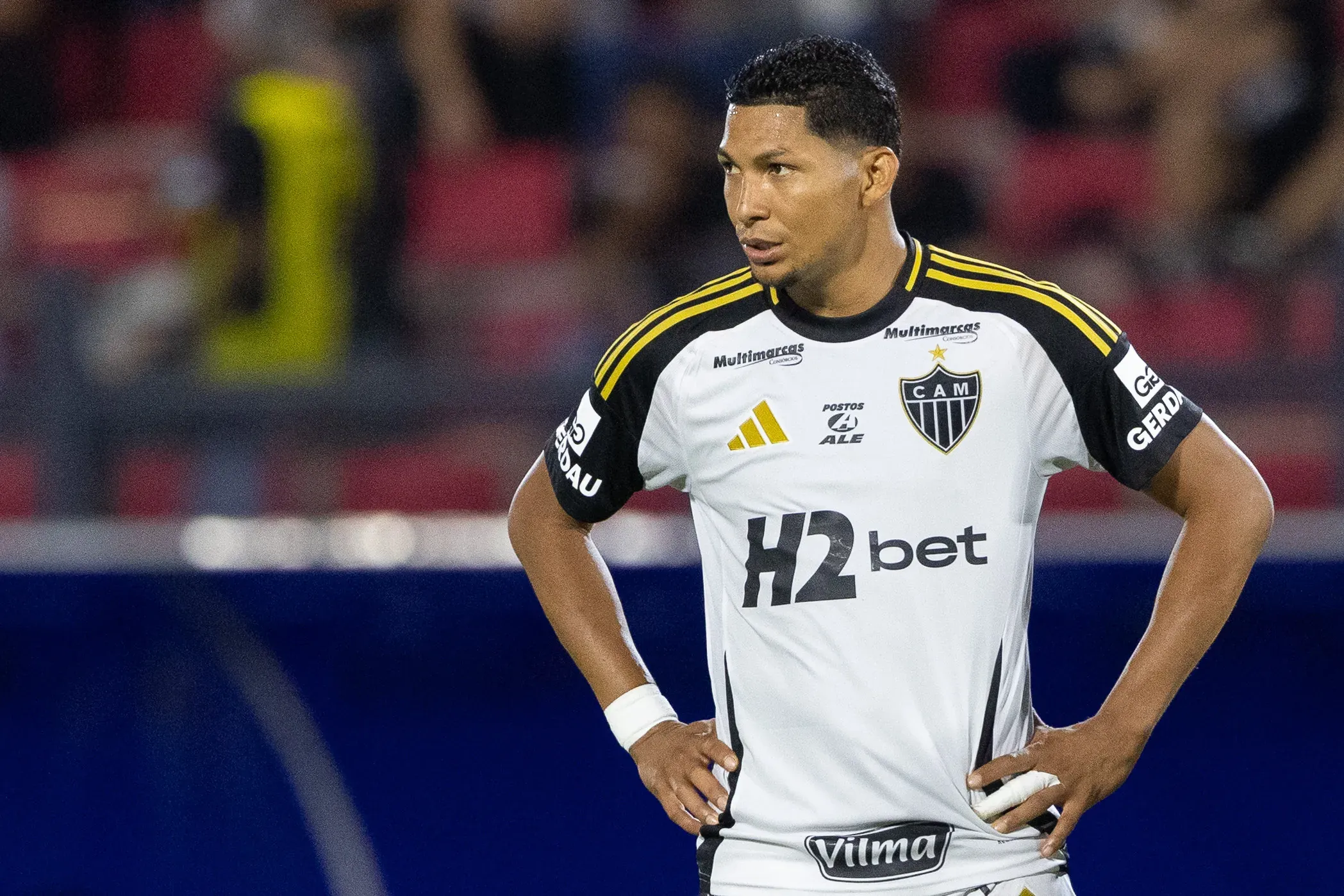 SP – BRAGANCA PAULISTA – 16/11/2025 – BRASILEIRO A 2025, BRAGANTINO X ATLETICO-MG – Rony jogador do Atletico-MG lamenta durante partida contra o Bragantino no estadio Cicero De Souza Marques pelo campeonato Brasileiro A 2025. Foto: Joisel Amaral/AGIF