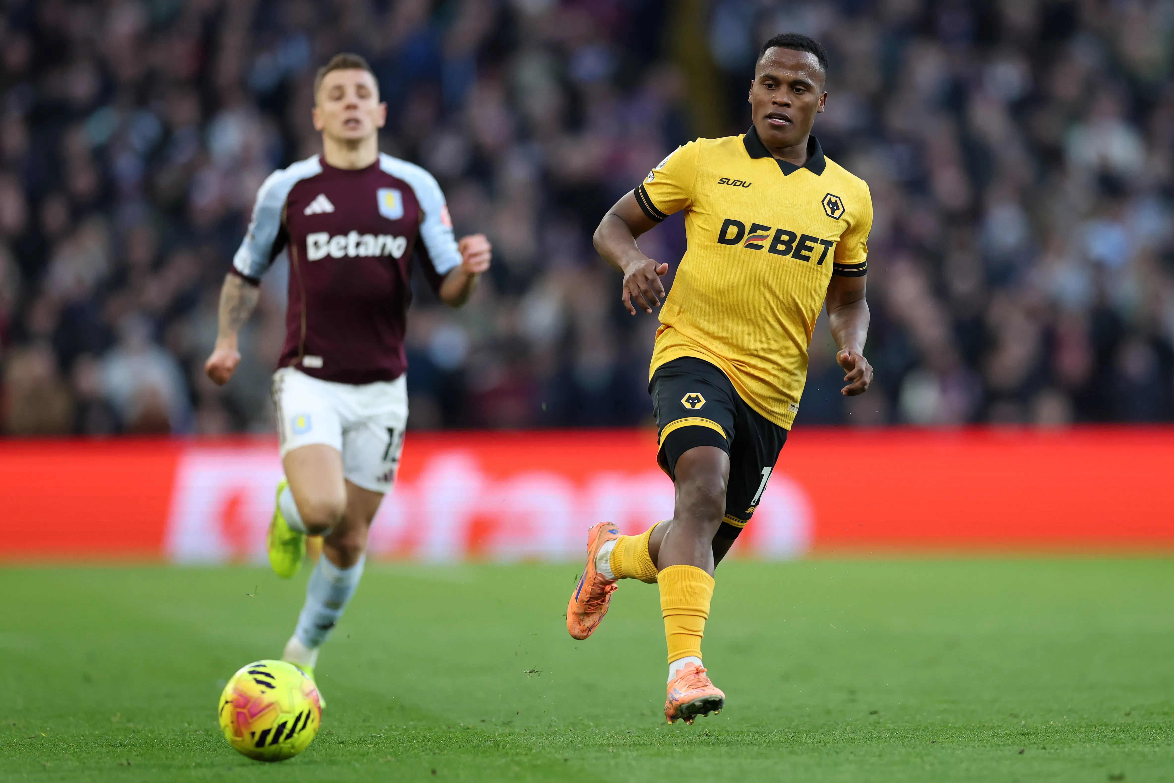 Jhon Arias em partida entre Wolverhampton e Aston Villa. (Photo by Michael Steele/Getty Images)