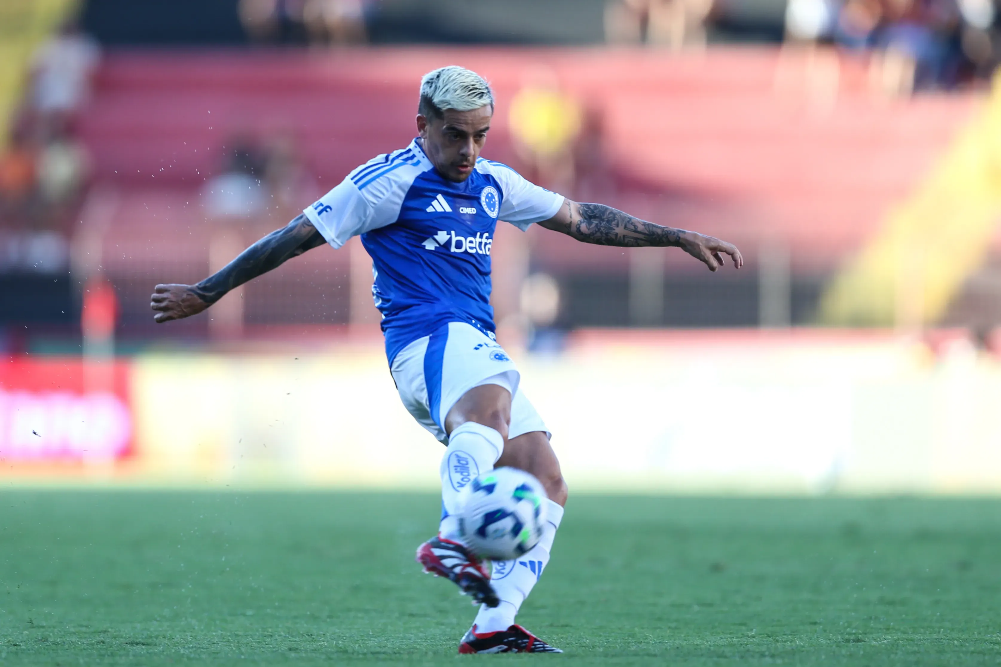 Fagner jogador do Cruzeiro durante a partida entre Sport – foto: Marlon Costa/AGIF