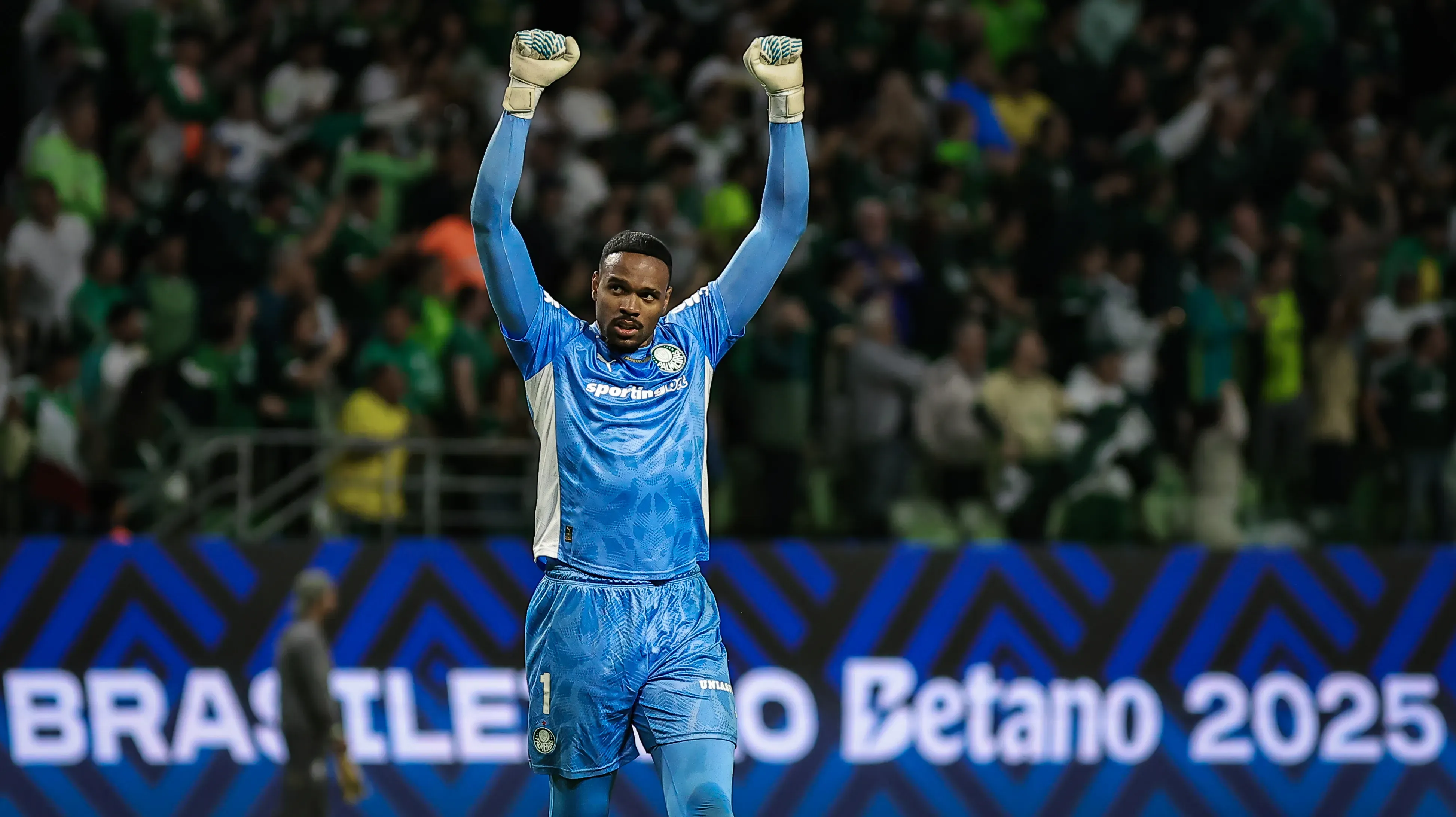 Carlos Miguel goleiro do Palmeiras comemora gol durante partida contra o Santos no estadio Arena Allianz Parque pelo campeonato Brasileiro A 2025. Foto: Fabio Giannelli/AGIF