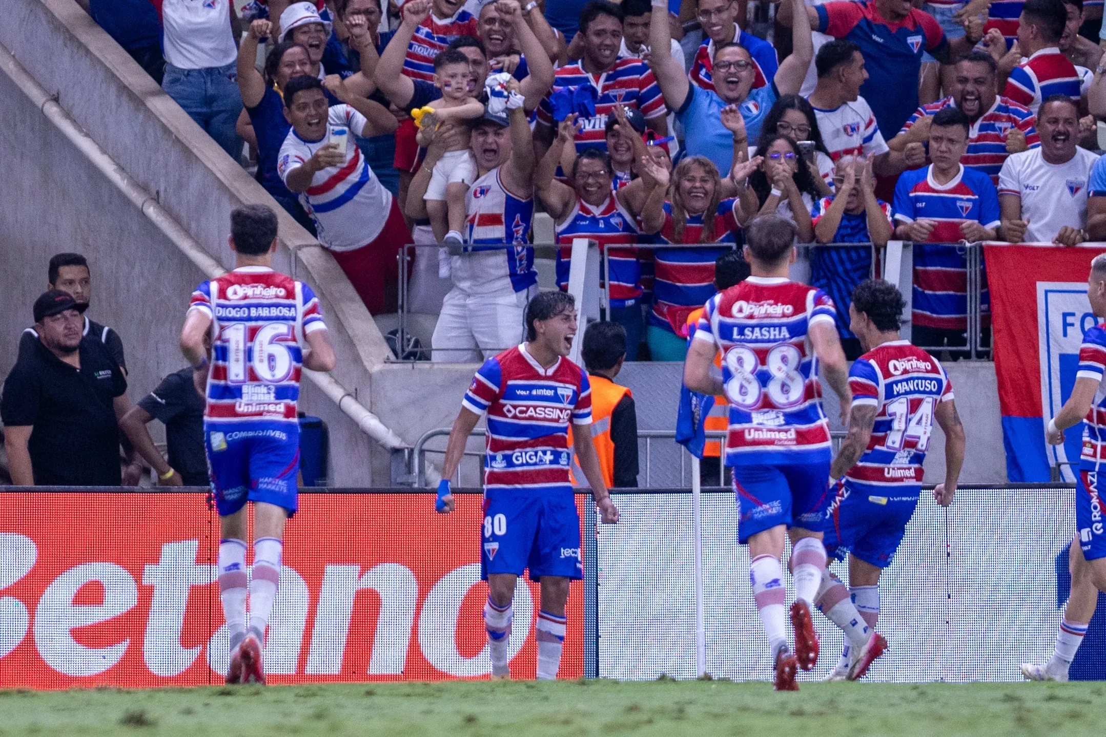 Herrera jogador do Fortaleza comemora seu gol durante partida contra o Corinthians no estadio Arena Castelao pelo campeonato Brasileiro A 2025. Foto: Baggio Rodrigues/AGIF